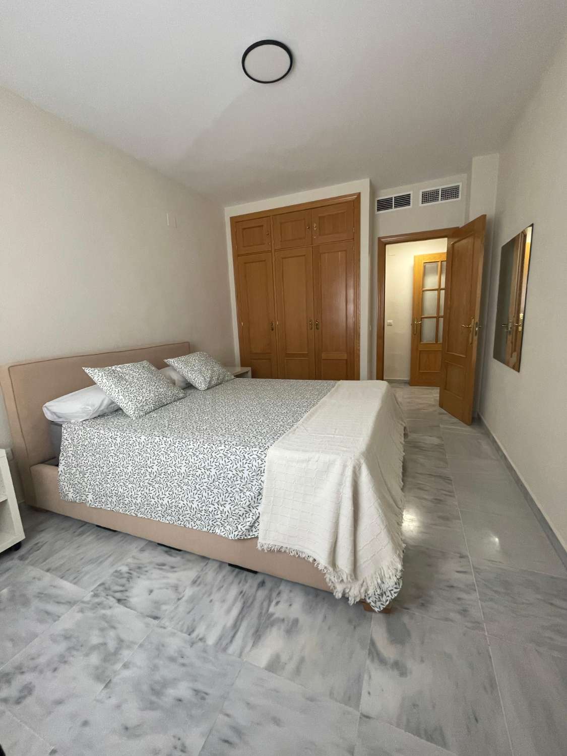 DEMI-SAISON. A LOUER DÈS MAINTENANT JUSQU’AU 30.6.26 BEAU PENTHOUSE PRÈS DE LA PLAGE À BENALMADENA
