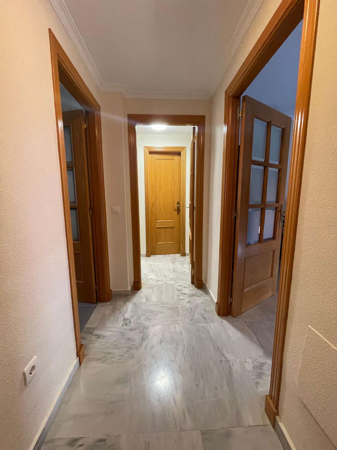 DEMI-SAISON. A LOUER DÈS MAINTENANT JUSQU’AU 30.6.26 BEAU PENTHOUSE PRÈS DE LA PLAGE À BENALMADENA