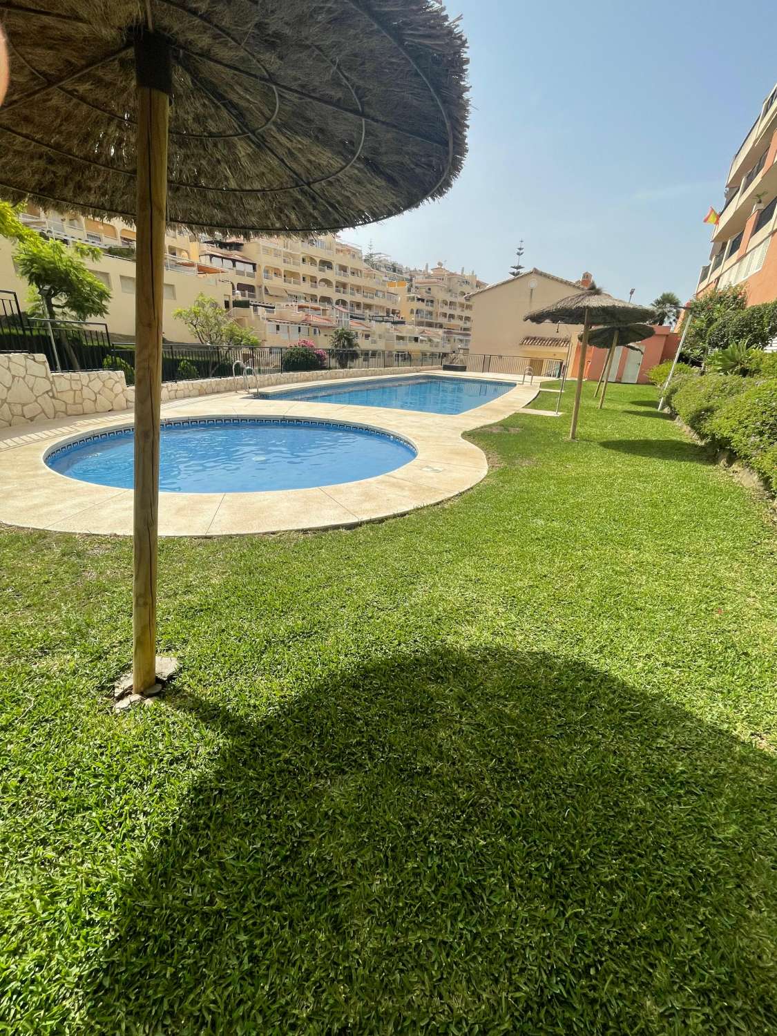 DEMI-SAISON. A LOUER DÈS MAINTENANT JUSQU’AU 30.6.26 BEAU PENTHOUSE PRÈS DE LA PLAGE À BENALMADENA