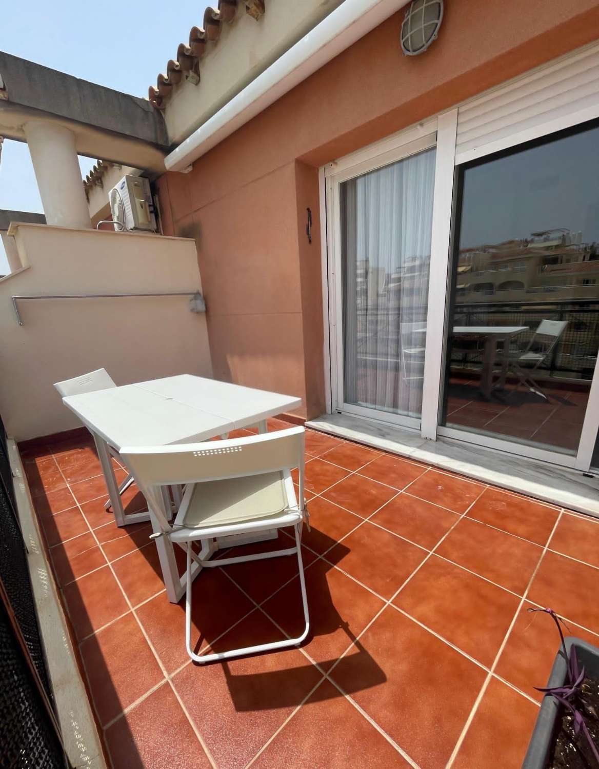 DEMI-SAISON. A LOUER DÈS MAINTENANT JUSQU’AU 30.6.26 BEAU PENTHOUSE PRÈS DE LA PLAGE À BENALMADENA