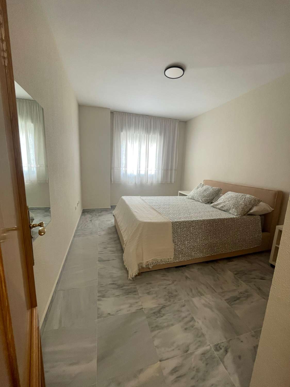 DEMI-SAISON. A LOUER DÈS MAINTENANT JUSQU’AU 30.6.26 BEAU PENTHOUSE PRÈS DE LA PLAGE À BENALMADENA