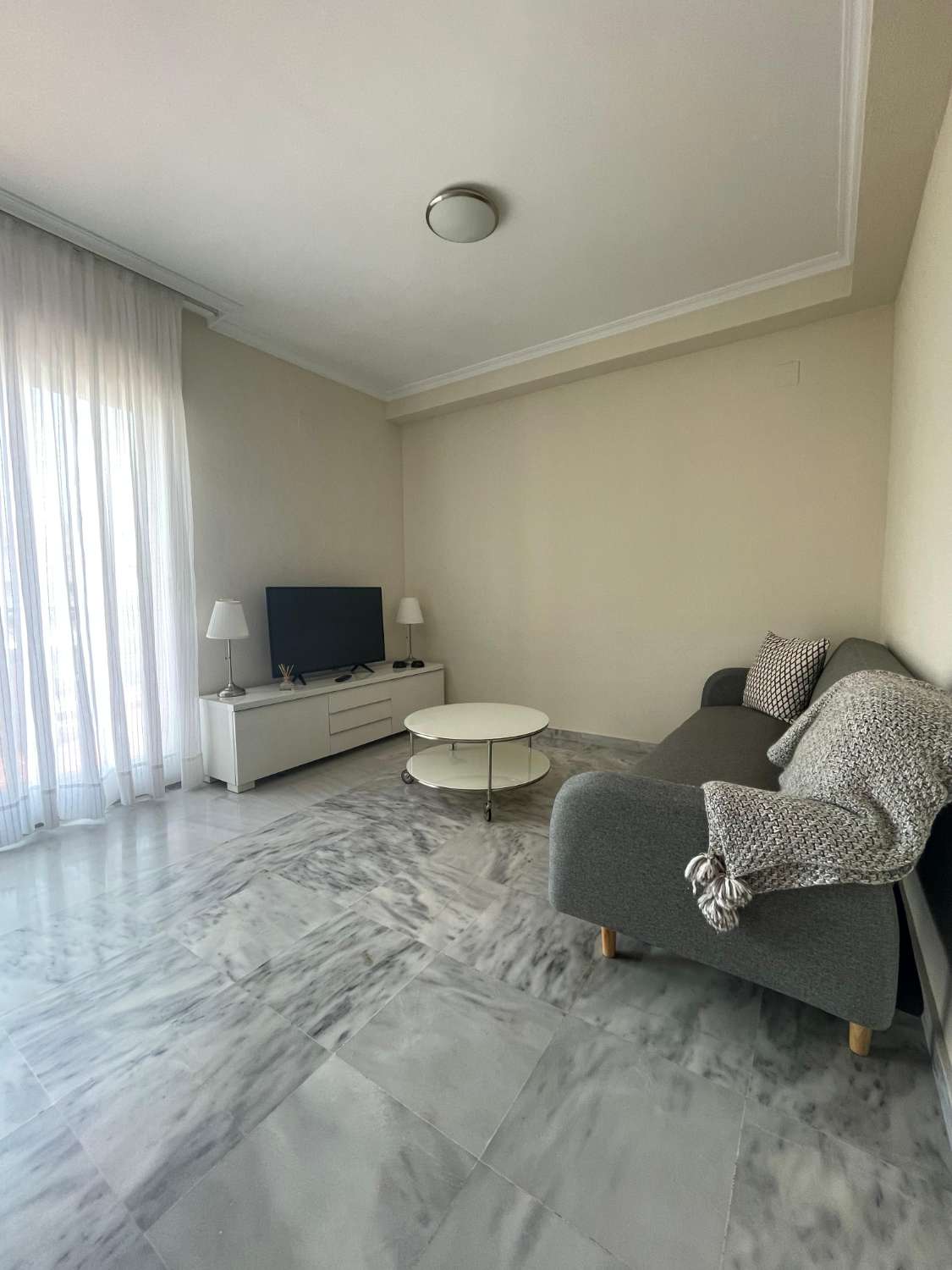 DEMI-SAISON. A LOUER DÈS MAINTENANT JUSQU’AU 30.6.26 BEAU PENTHOUSE PRÈS DE LA PLAGE À BENALMADENA