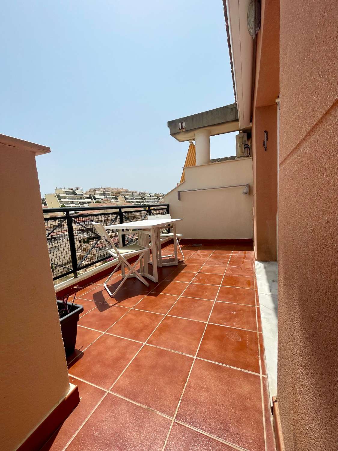 DEMI-SAISON. A LOUER DÈS MAINTENANT JUSQU’AU 30.6.26 BEAU PENTHOUSE PRÈS DE LA PLAGE À BENALMADENA