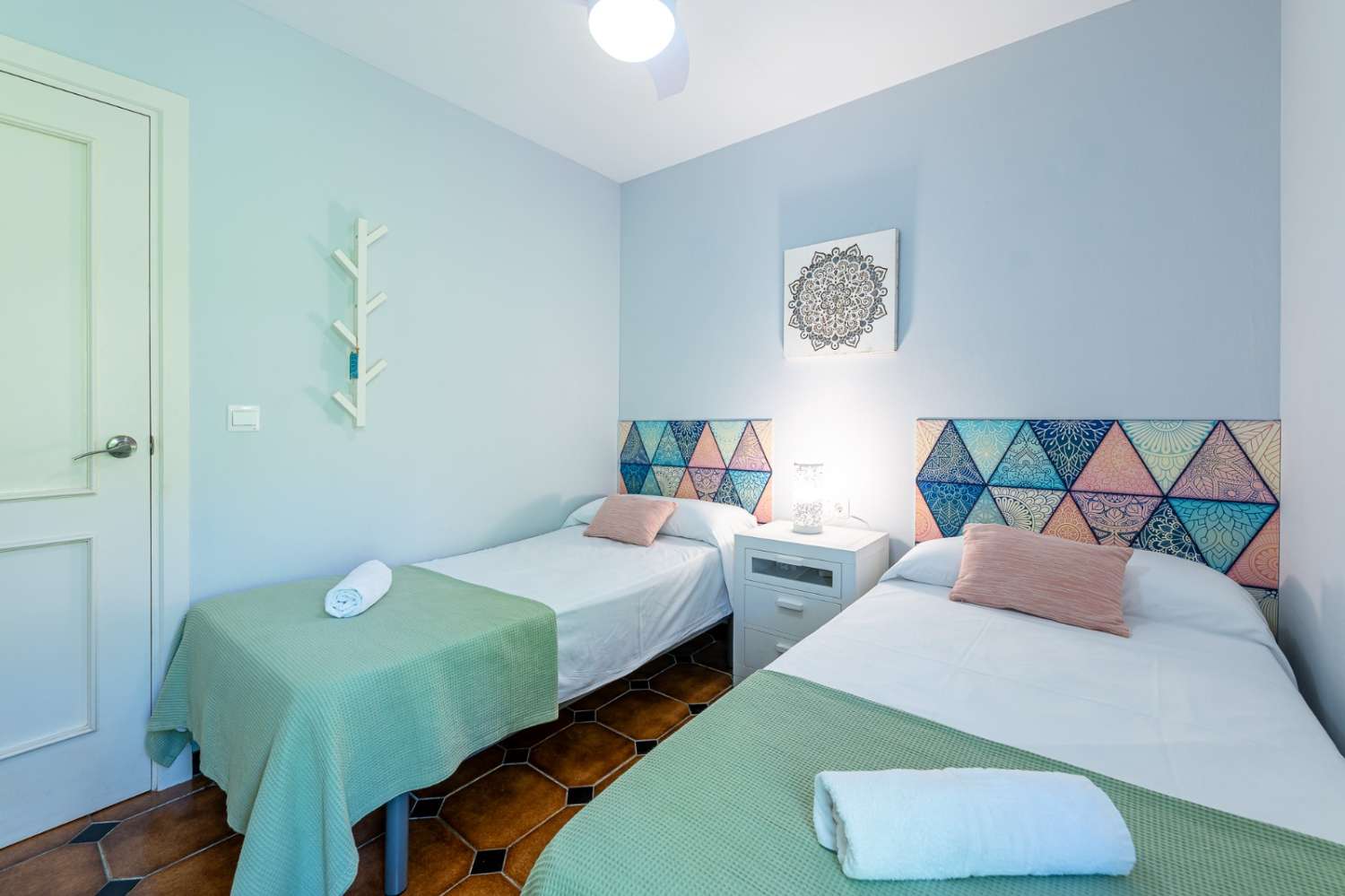 LOUÉ À LONG TERME À PARTIR DU 1ER NOVEMBRE BEL APPARTEMENT EN BORD DE MER DANS LA RÉGION DE CHAPARRAL (MIJAS COSTA)
