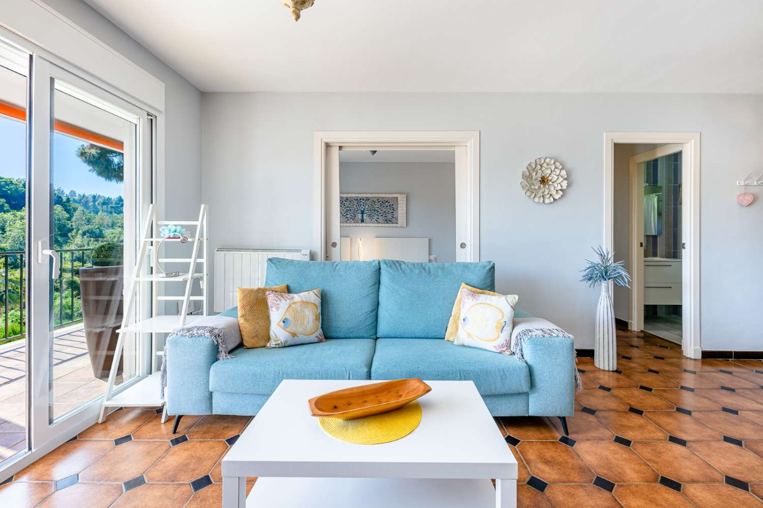 LOUÉ À LONG TERME À PARTIR DU 1ER NOVEMBRE BEL APPARTEMENT EN BORD DE MER DANS LA RÉGION DE CHAPARRAL (MIJAS COSTA)