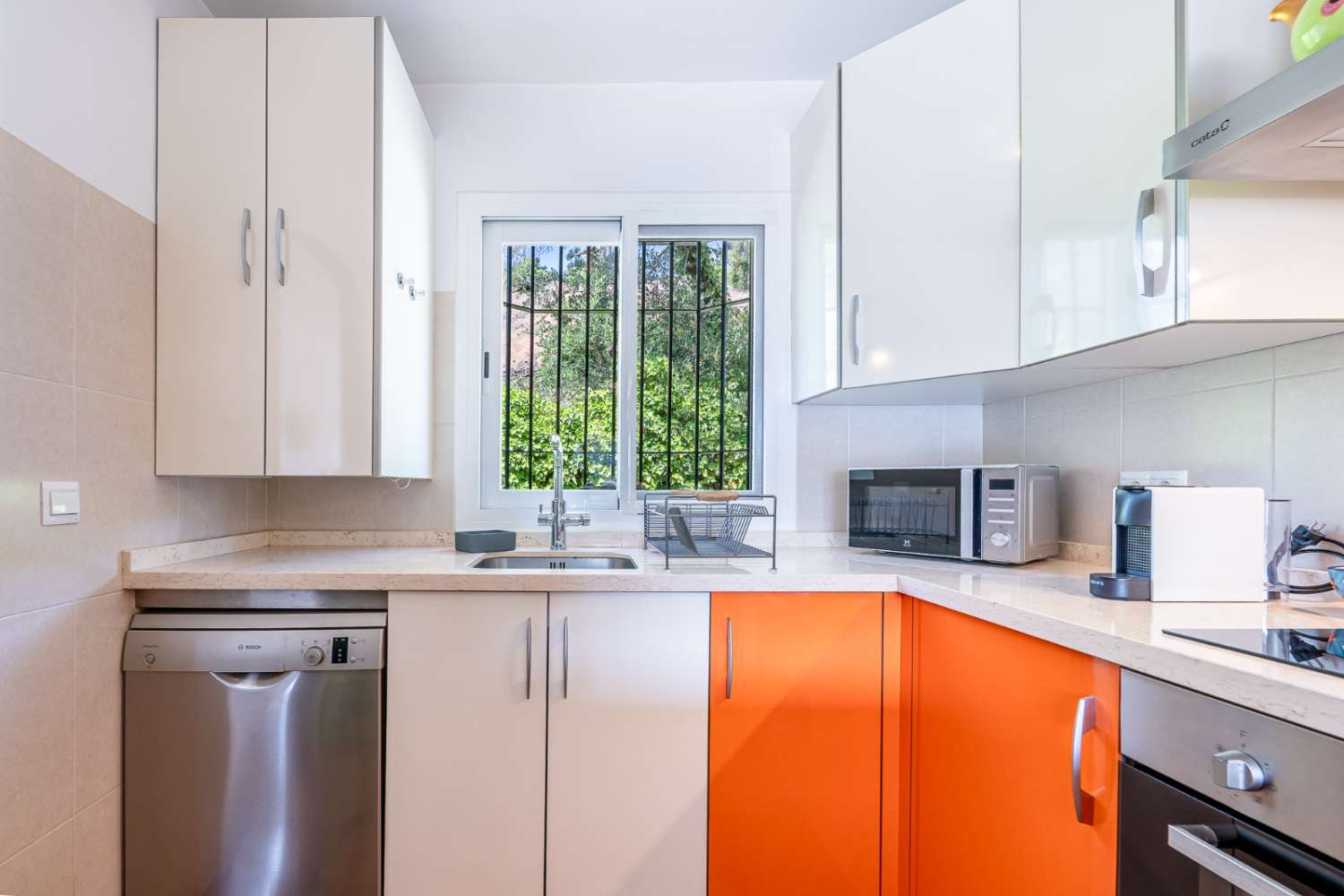 LOUÉ À LONG TERME À PARTIR DU 1ER NOVEMBRE BEL APPARTEMENT EN BORD DE MER DANS LA RÉGION DE CHAPARRAL (MIJAS COSTA)
