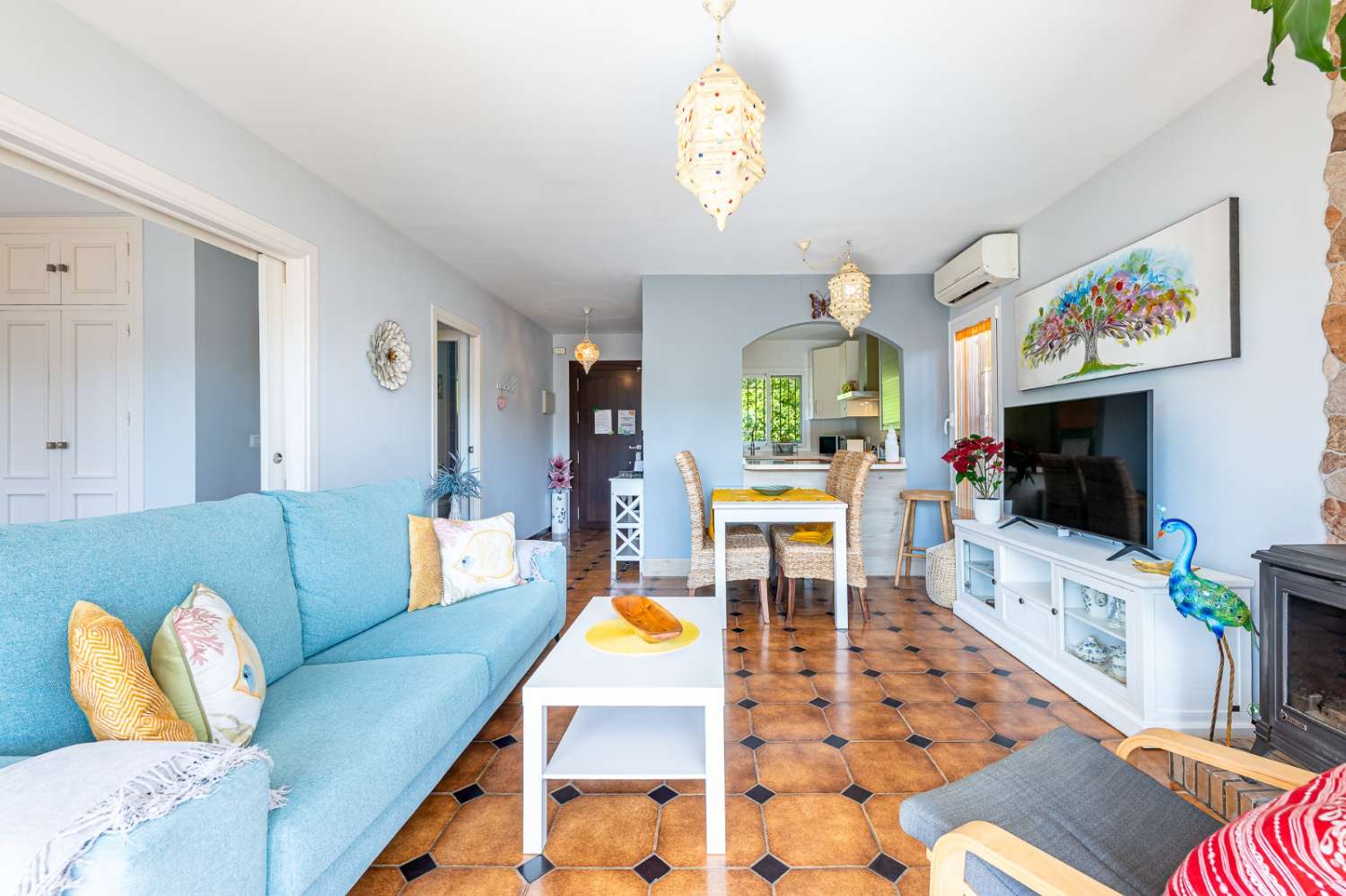 LOUÉ À LONG TERME À PARTIR DU 1ER NOVEMBRE BEL APPARTEMENT EN BORD DE MER DANS LA RÉGION DE CHAPARRAL (MIJAS COSTA)