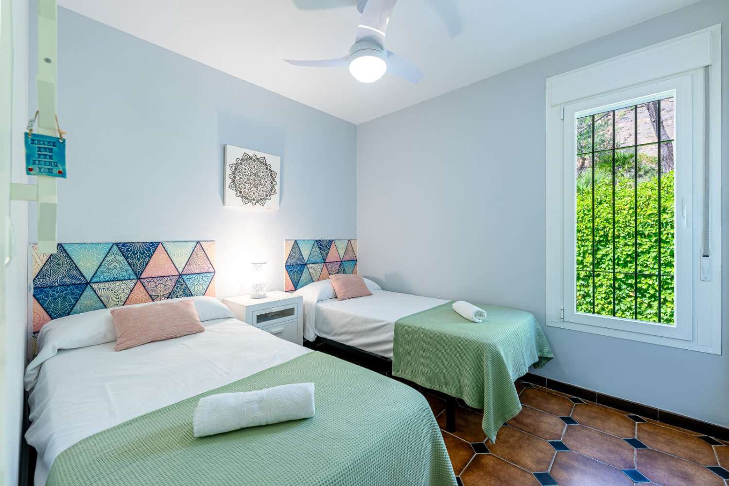 LOUÉ À LONG TERME À PARTIR DU 1ER NOVEMBRE BEL APPARTEMENT EN BORD DE MER DANS LA RÉGION DE CHAPARRAL (MIJAS COSTA)
