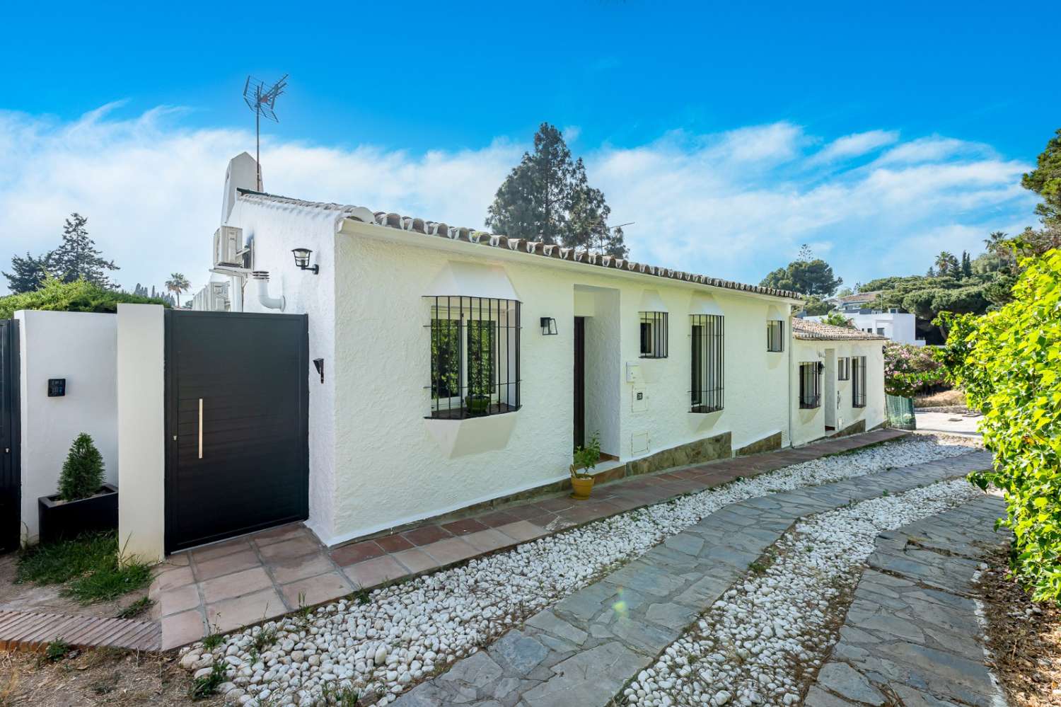 LOUÉ À LONG TERME À PARTIR DU 1ER NOVEMBRE BEL APPARTEMENT EN BORD DE MER DANS LA RÉGION DE CHAPARRAL (MIJAS COSTA)