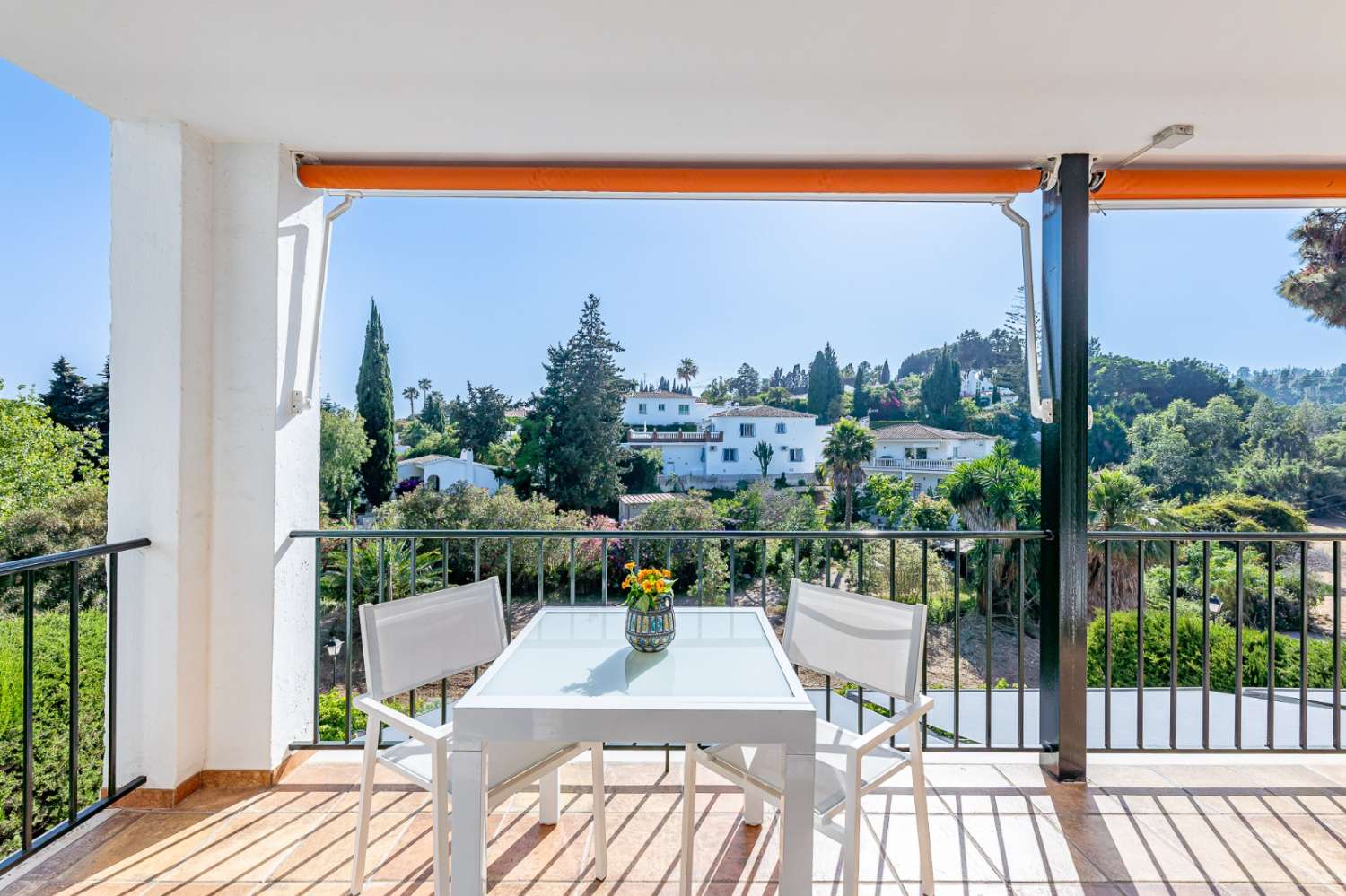 LOUÉ À LONG TERME À PARTIR DU 1ER NOVEMBRE BEL APPARTEMENT EN BORD DE MER DANS LA RÉGION DE CHAPARRAL (MIJAS COSTA)