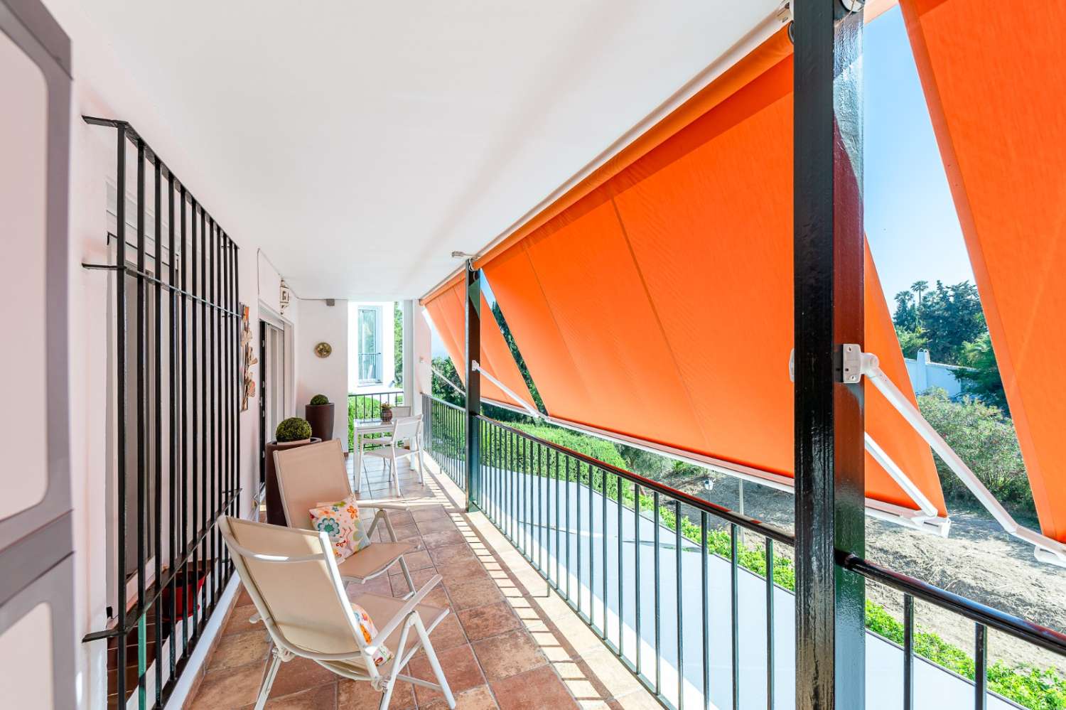 LOUÉ À LONG TERME À PARTIR DU 1ER NOVEMBRE BEL APPARTEMENT EN BORD DE MER DANS LA RÉGION DE CHAPARRAL (MIJAS COSTA)