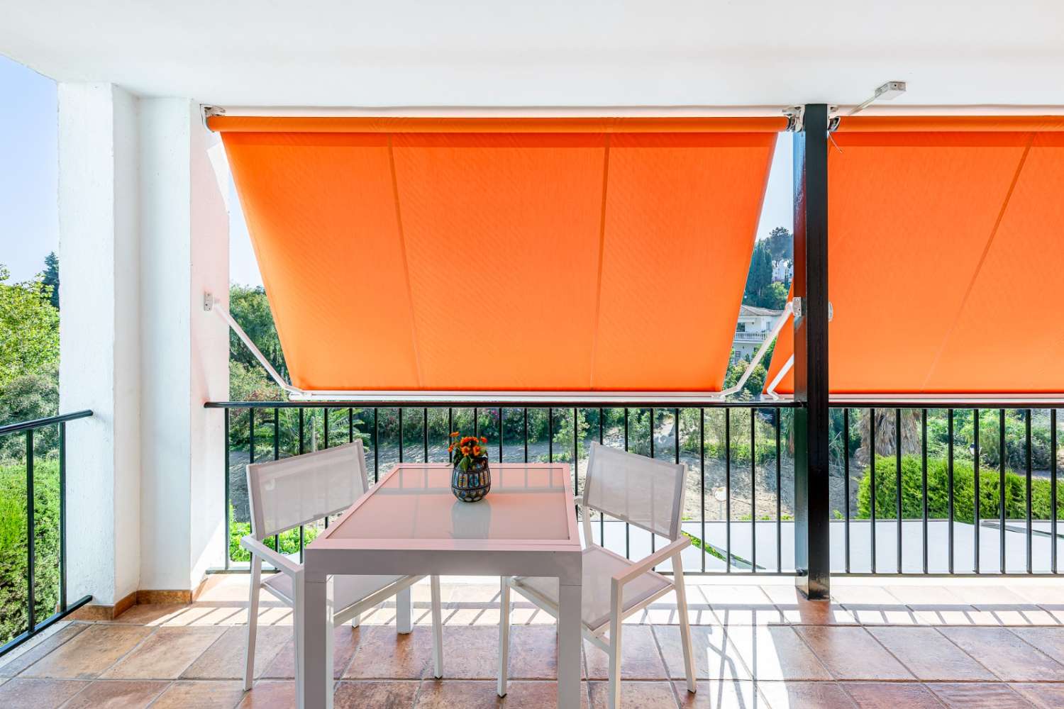 LOUÉ À LONG TERME À PARTIR DU 1ER NOVEMBRE BEL APPARTEMENT EN BORD DE MER DANS LA RÉGION DE CHAPARRAL (MIJAS COSTA)