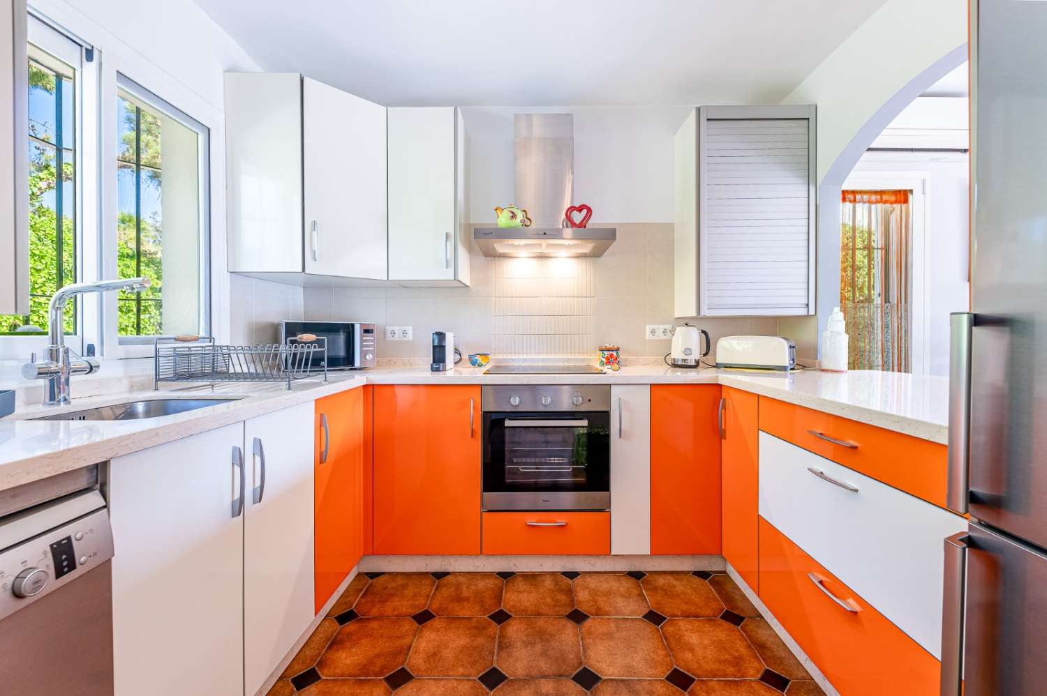 LOUÉ À LONG TERME À PARTIR DU 1ER NOVEMBRE BEL APPARTEMENT EN BORD DE MER DANS LA RÉGION DE CHAPARRAL (MIJAS COSTA)