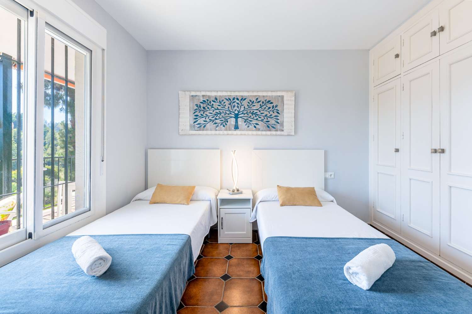 LOUÉ À LONG TERME À PARTIR DU 1ER NOVEMBRE BEL APPARTEMENT EN BORD DE MER DANS LA RÉGION DE CHAPARRAL (MIJAS COSTA)