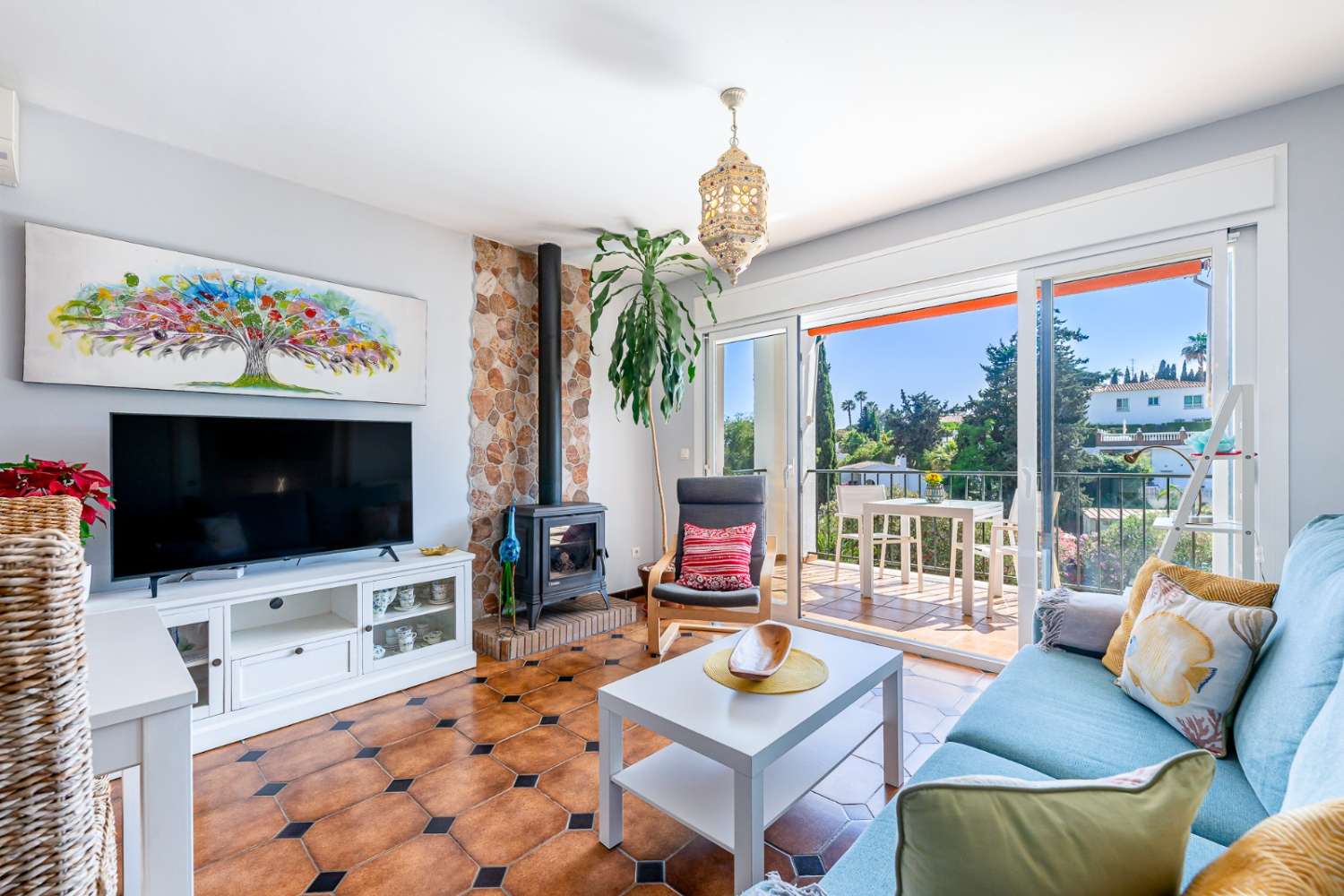 LOUÉ À LONG TERME À PARTIR DU 1ER NOVEMBRE BEL APPARTEMENT EN BORD DE MER DANS LA RÉGION DE CHAPARRAL (MIJAS COSTA)