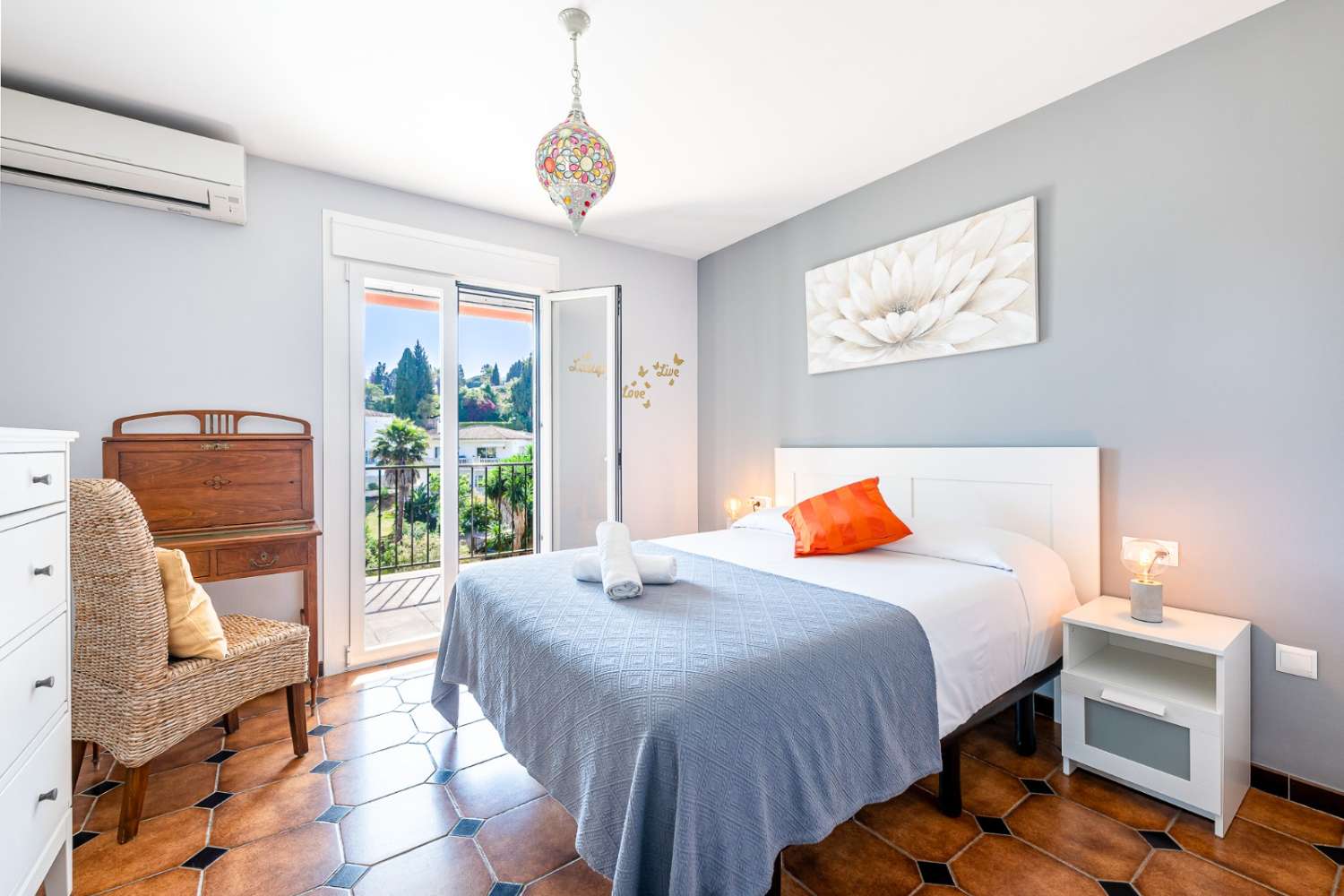 LOUÉ À LONG TERME À PARTIR DU 1ER NOVEMBRE BEL APPARTEMENT EN BORD DE MER DANS LA RÉGION DE CHAPARRAL (MIJAS COSTA)
