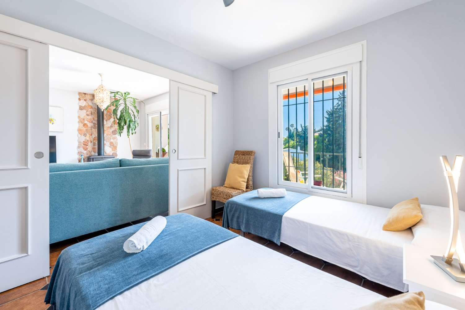 LOUÉ À LONG TERME À PARTIR DU 1ER NOVEMBRE BEL APPARTEMENT EN BORD DE MER DANS LA RÉGION DE CHAPARRAL (MIJAS COSTA)