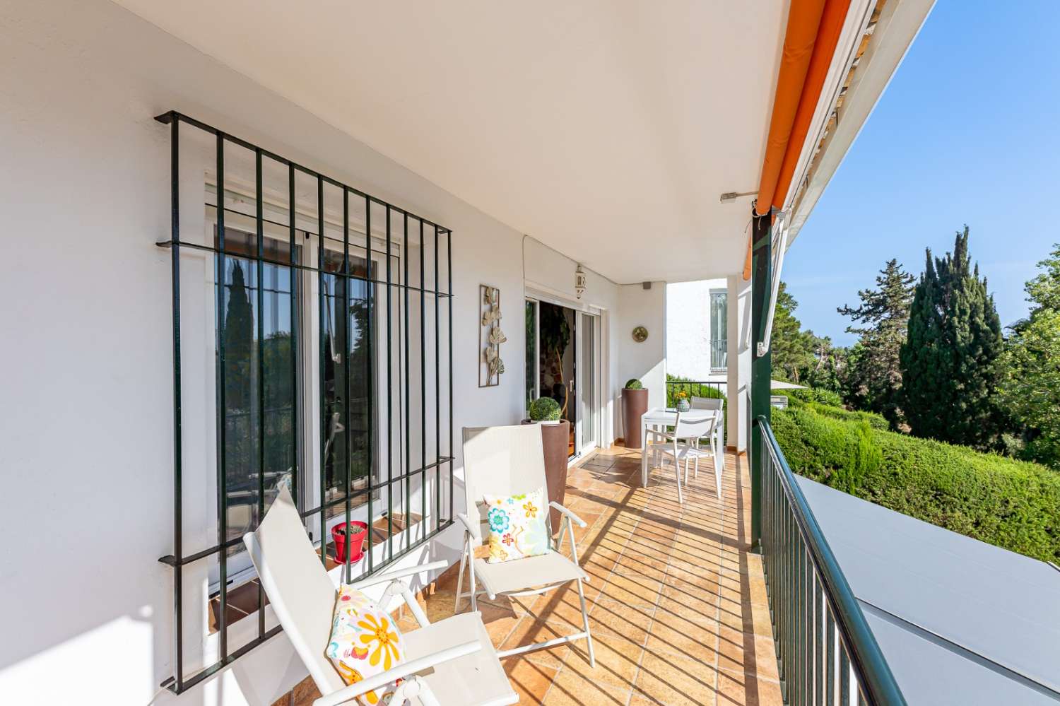 LOUÉ À LONG TERME À PARTIR DU 1ER NOVEMBRE BEL APPARTEMENT EN BORD DE MER DANS LA RÉGION DE CHAPARRAL (MIJAS COSTA)
