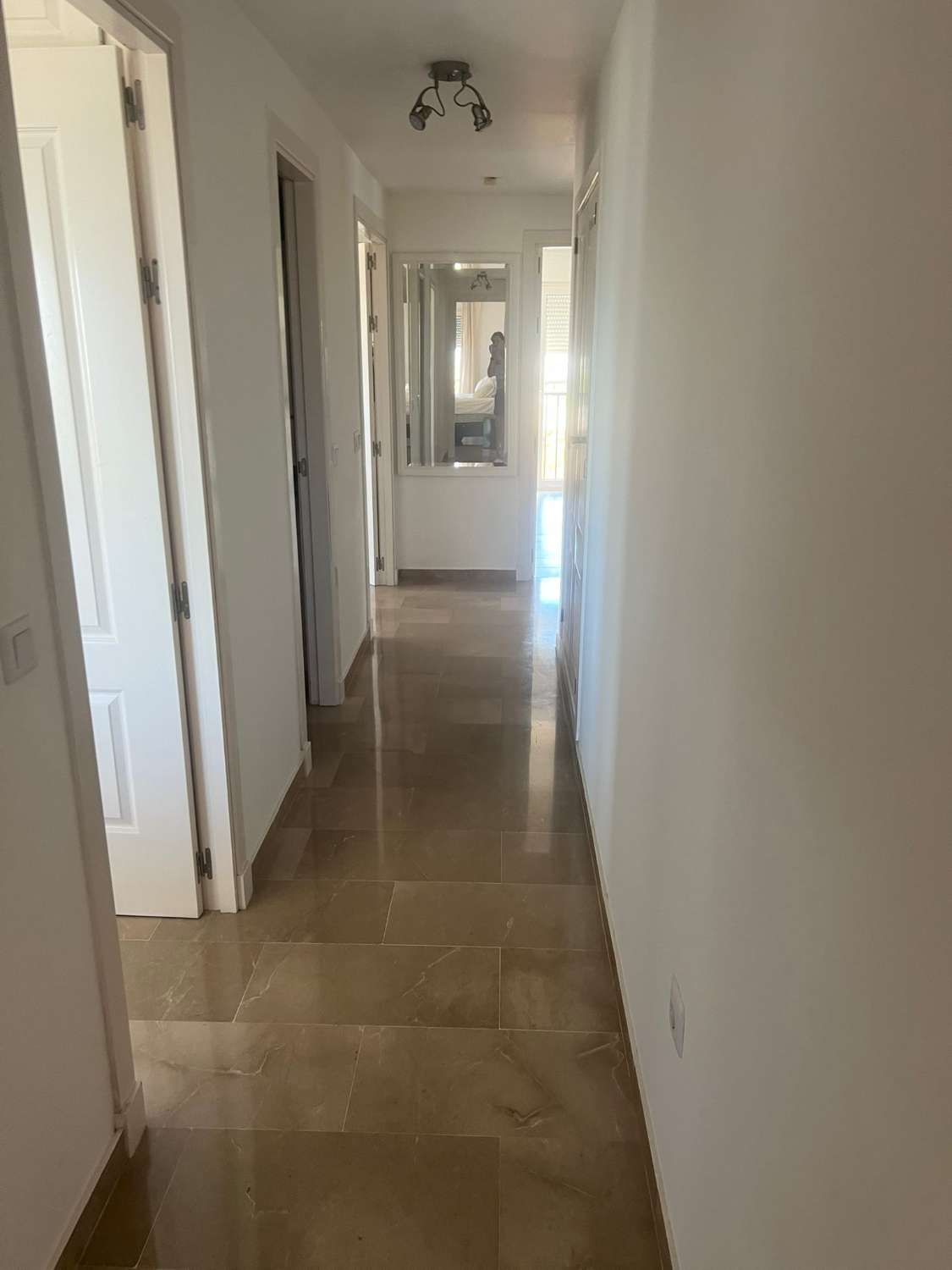 DEMI-SAISON À LOUER D’ICI LE 30/06/2026 MAGNIFIQUE APPARTEMENT AVEC VUE IMPRENABLE SUR LA MER À MIJAS
