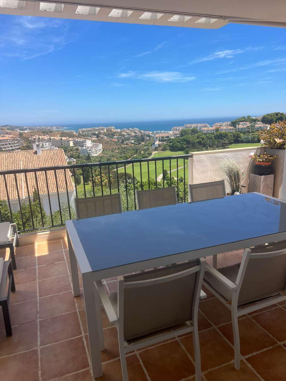 DEMI-SAISON À LOUER D’ICI LE 30/06/2026 MAGNIFIQUE APPARTEMENT AVEC VUE IMPRENABLE SUR LA MER À MIJAS