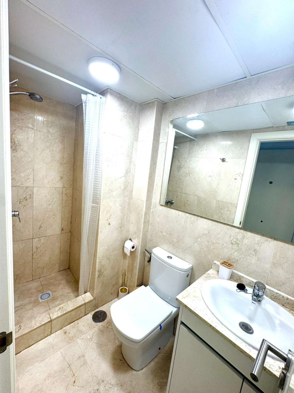 BEL APPARTEMENT AVEC VUE SUR LA MER À 150 MÈTRES DE LA PLAGE À BENALMADENA À LOUER À LONG TERME
