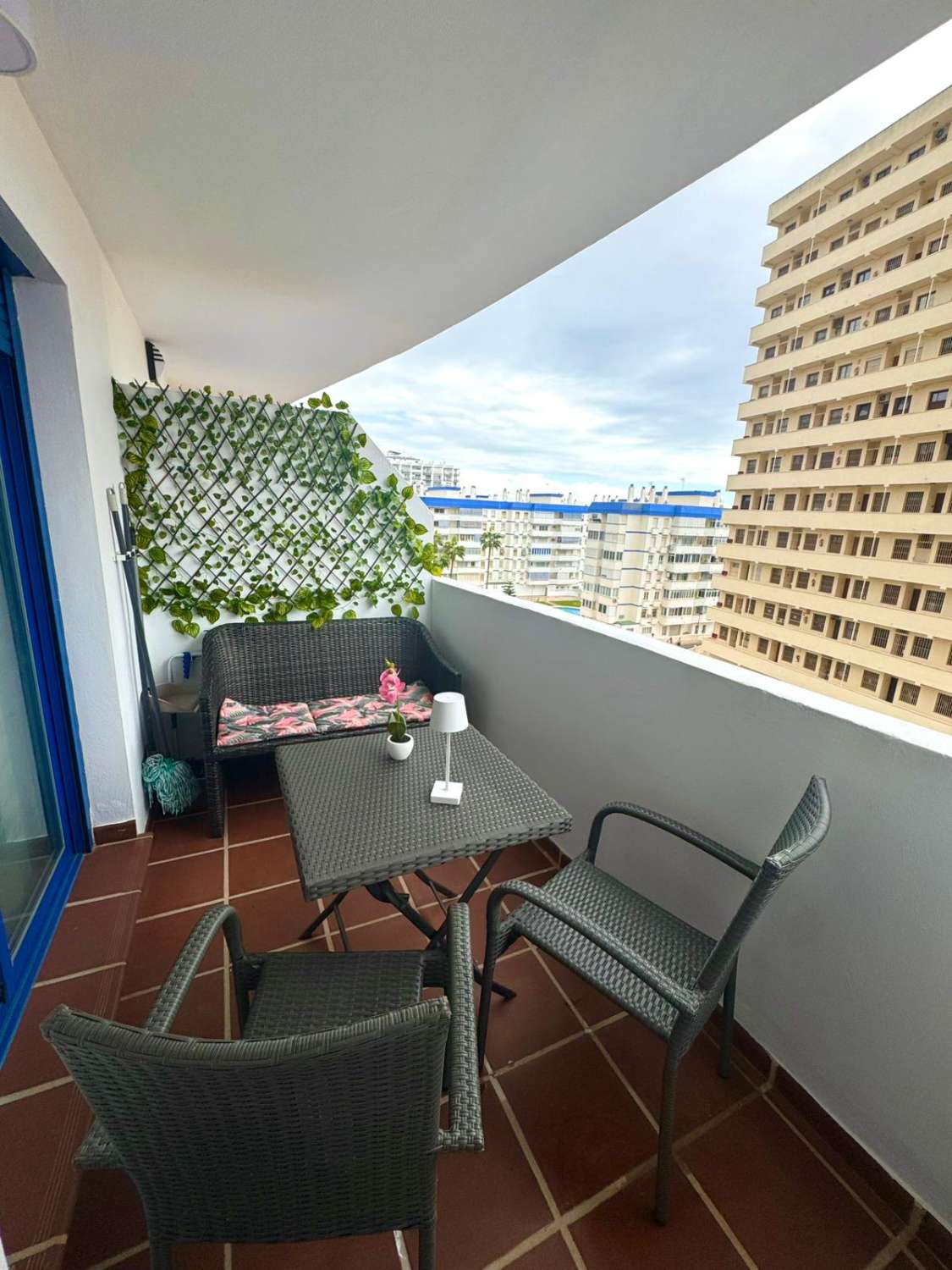 BEL APPARTEMENT AVEC VUE SUR LA MER À 150 MÈTRES DE LA PLAGE À BENALMADENA À LOUER À LONG TERME