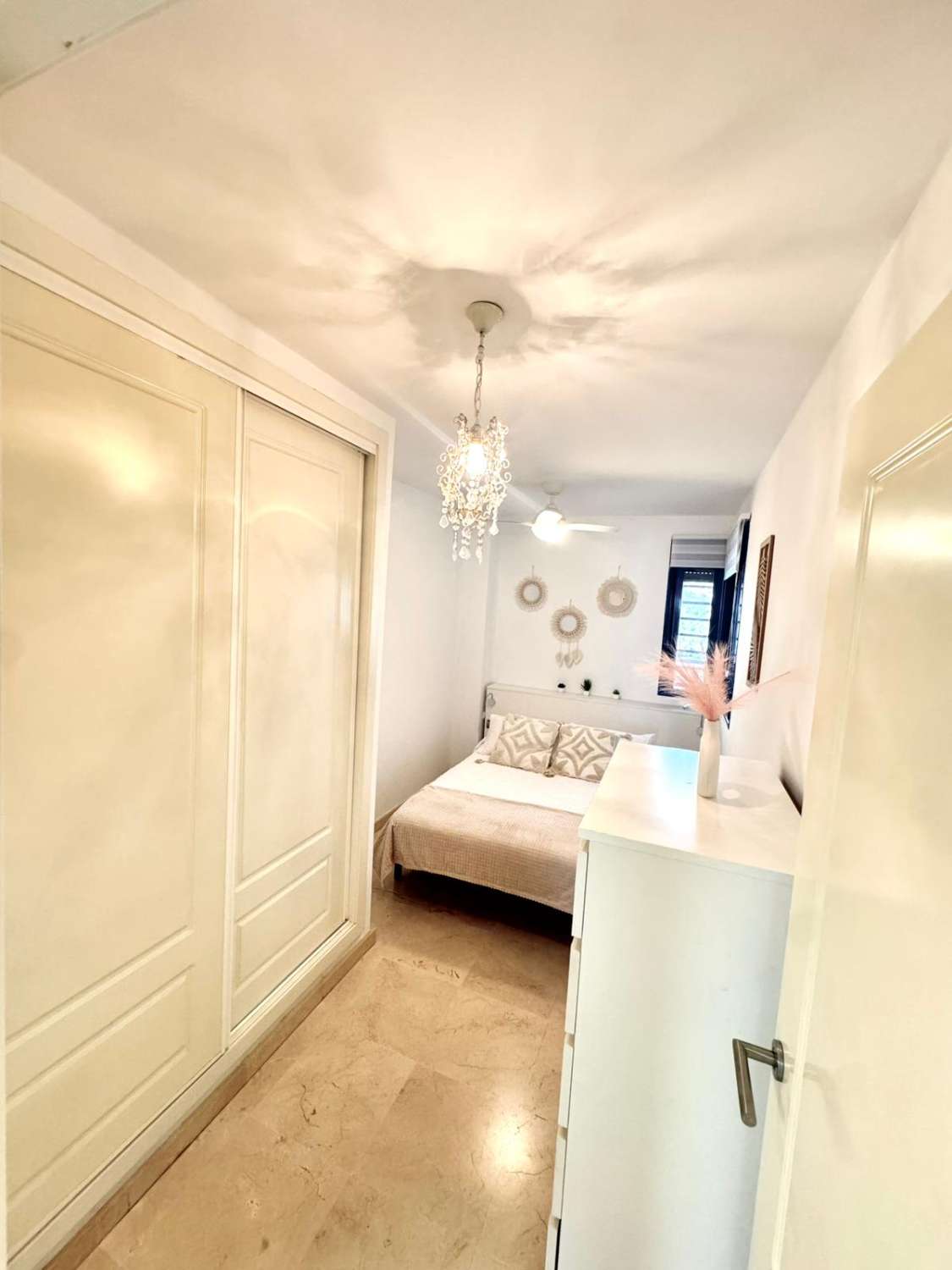 BEL APPARTEMENT AVEC VUE SUR LA MER À 150 MÈTRES DE LA PLAGE À BENALMADENA À LOUER À LONG TERME