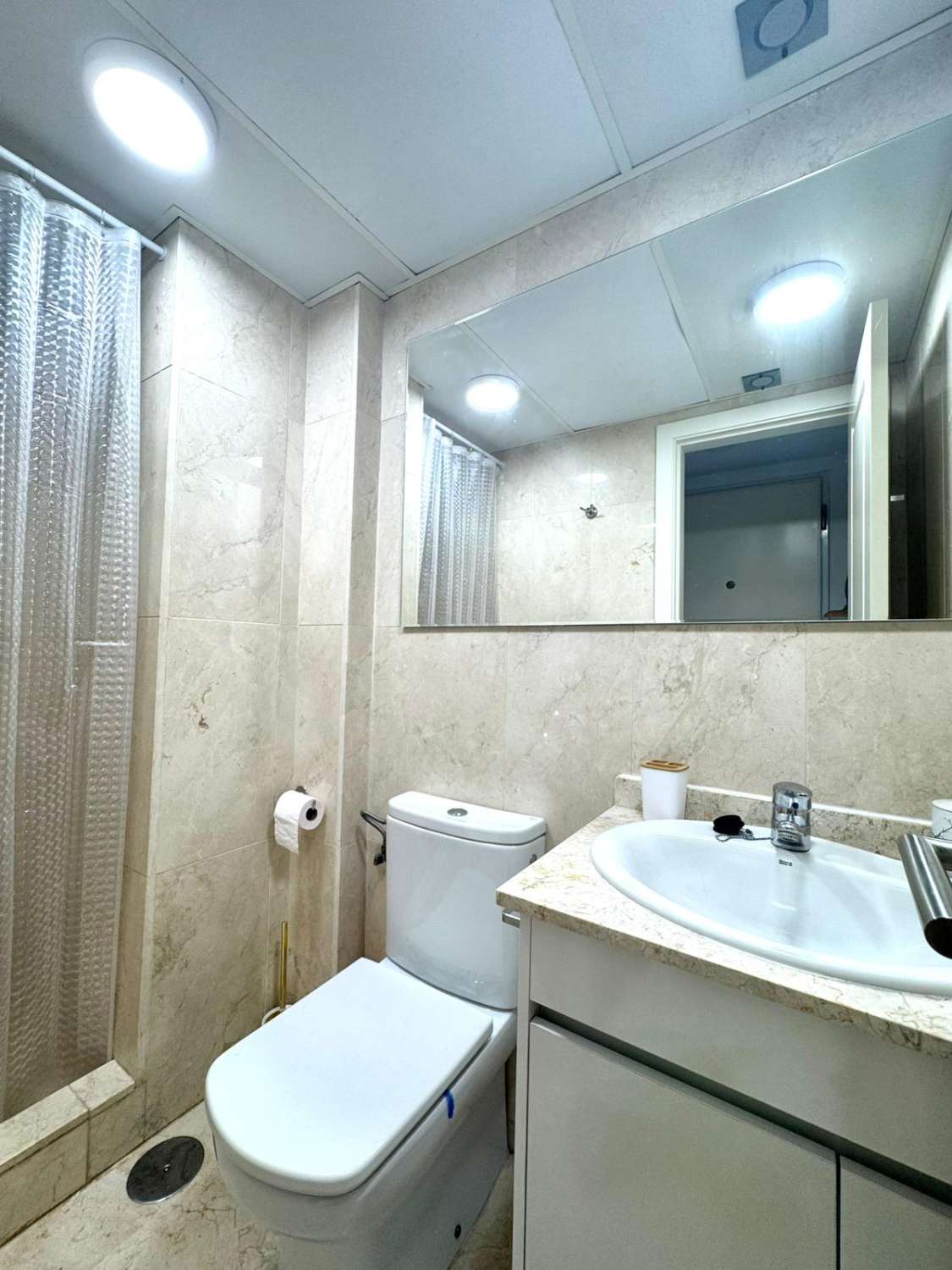BEL APPARTEMENT AVEC VUE SUR LA MER À 150 MÈTRES DE LA PLAGE À BENALMADENA À LOUER À LONG TERME