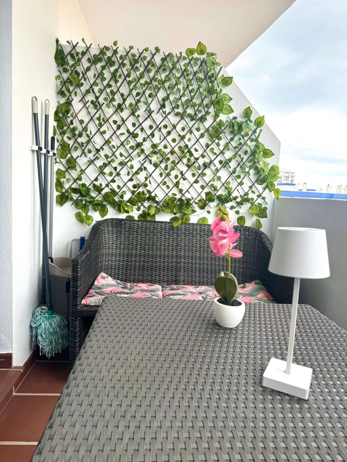 BEL APPARTEMENT AVEC VUE SUR LA MER À 150 MÈTRES DE LA PLAGE À BENALMADENA À LOUER À LONG TERME