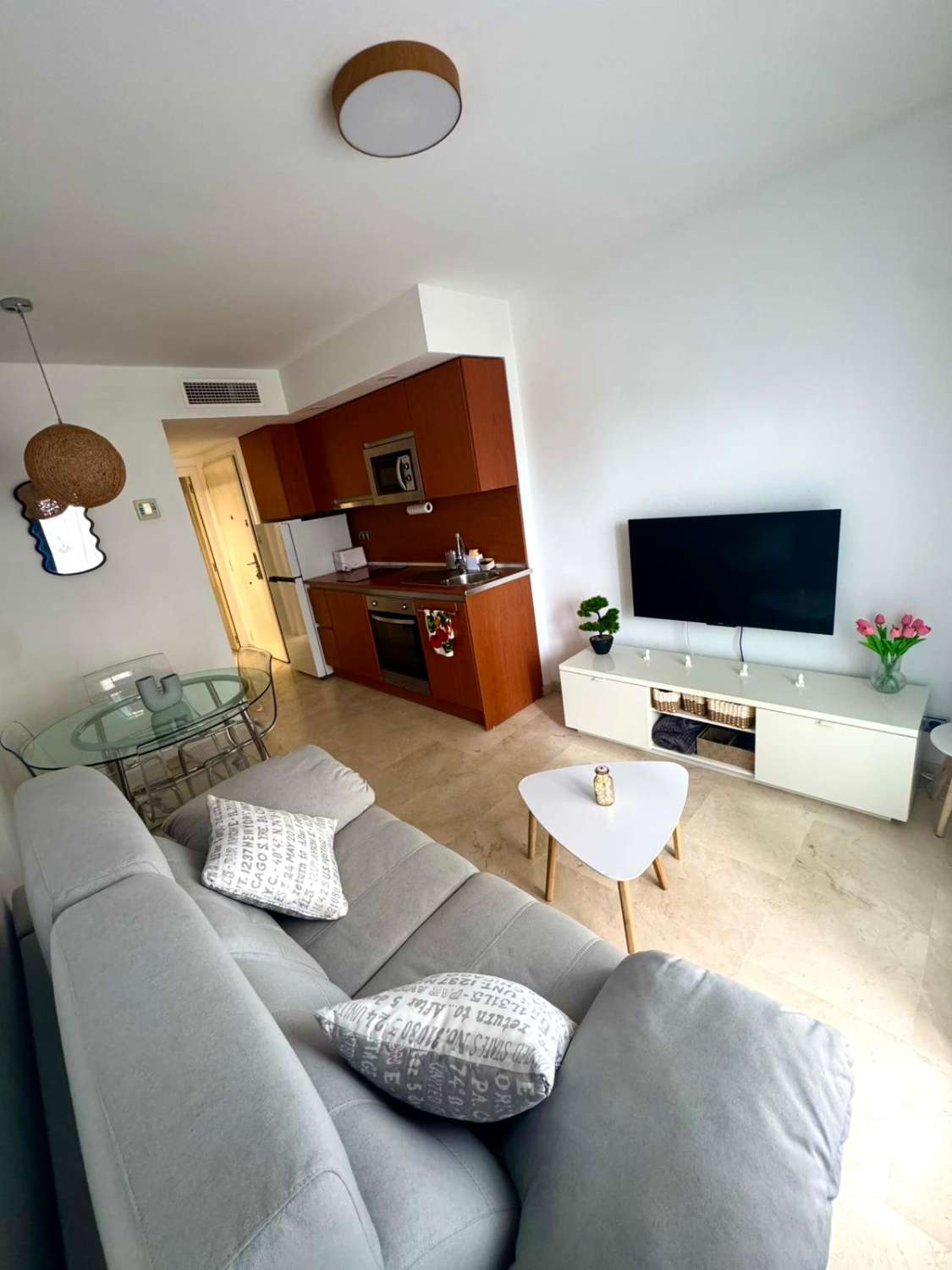 BEL APPARTEMENT AVEC VUE SUR LA MER À 150 MÈTRES DE LA PLAGE À BENALMADENA À LOUER À LONG TERME