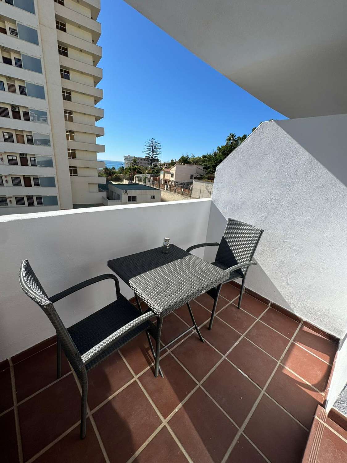 BEL APPARTEMENT AVEC VUE SUR LA MER À 150 MÈTRES DE LA PLAGE À BENALMADENA À LOUER À LONG TERME