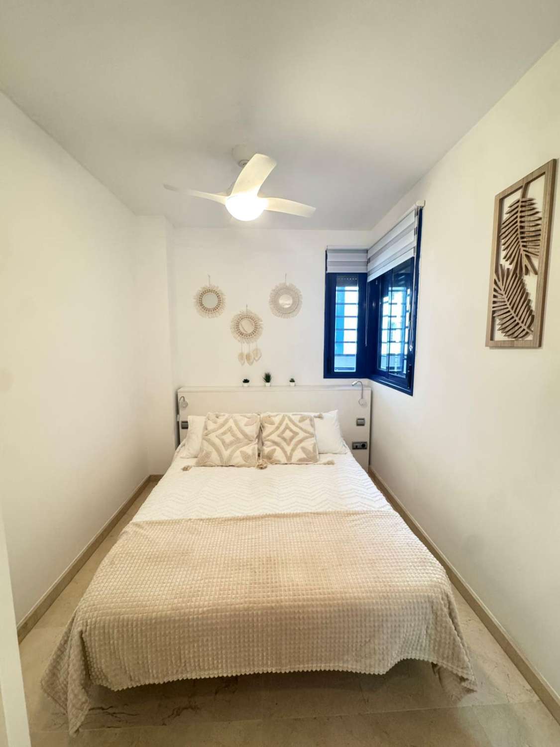 BEL APPARTEMENT AVEC VUE SUR LA MER À 150 MÈTRES DE LA PLAGE À BENALMADENA À LOUER À LONG TERME