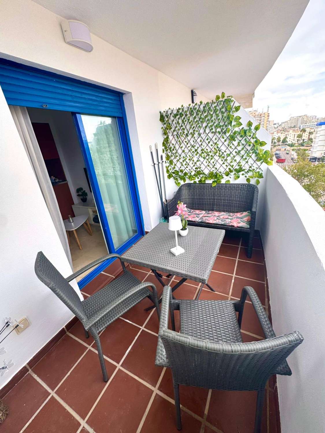 BEL APPARTEMENT AVEC VUE SUR LA MER À 150 MÈTRES DE LA PLAGE À BENALMADENA À LOUER À LONG TERME