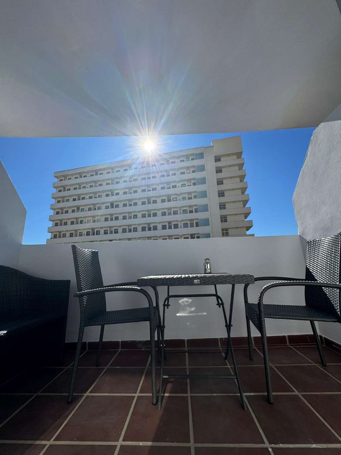 BEL APPARTEMENT AVEC VUE SUR LA MER À 150 MÈTRES DE LA PLAGE À BENALMADENA À LOUER À LONG TERME