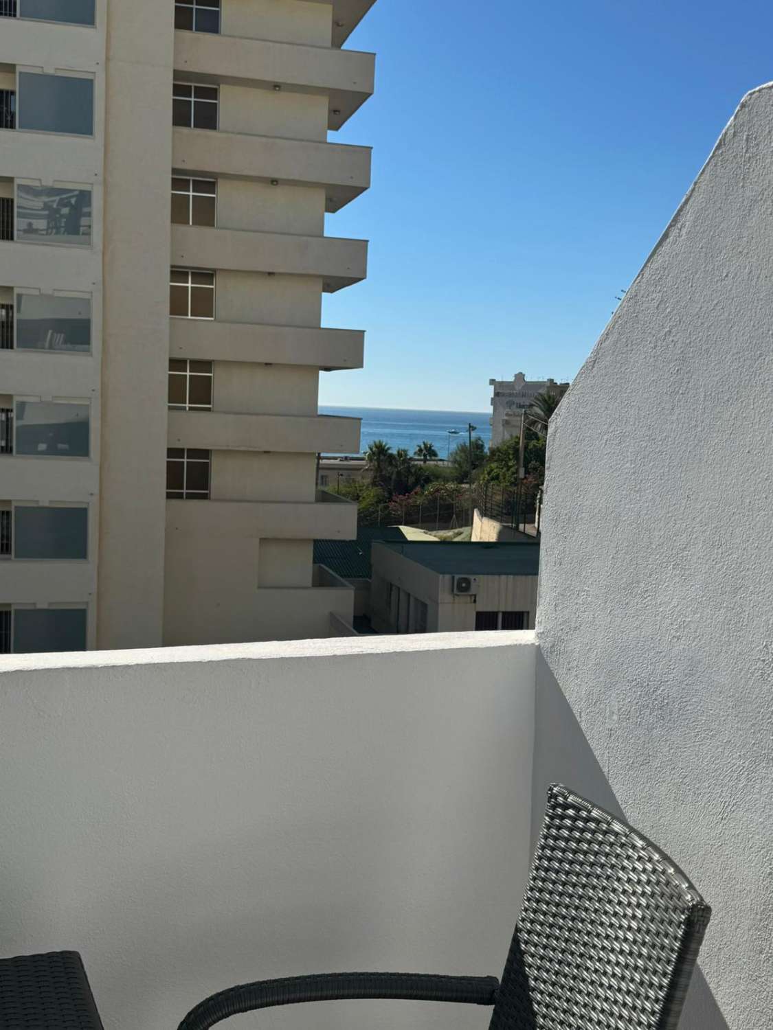 BEL APPARTEMENT AVEC VUE SUR LA MER À 150 MÈTRES DE LA PLAGE À BENALMADENA À LOUER À LONG TERME
