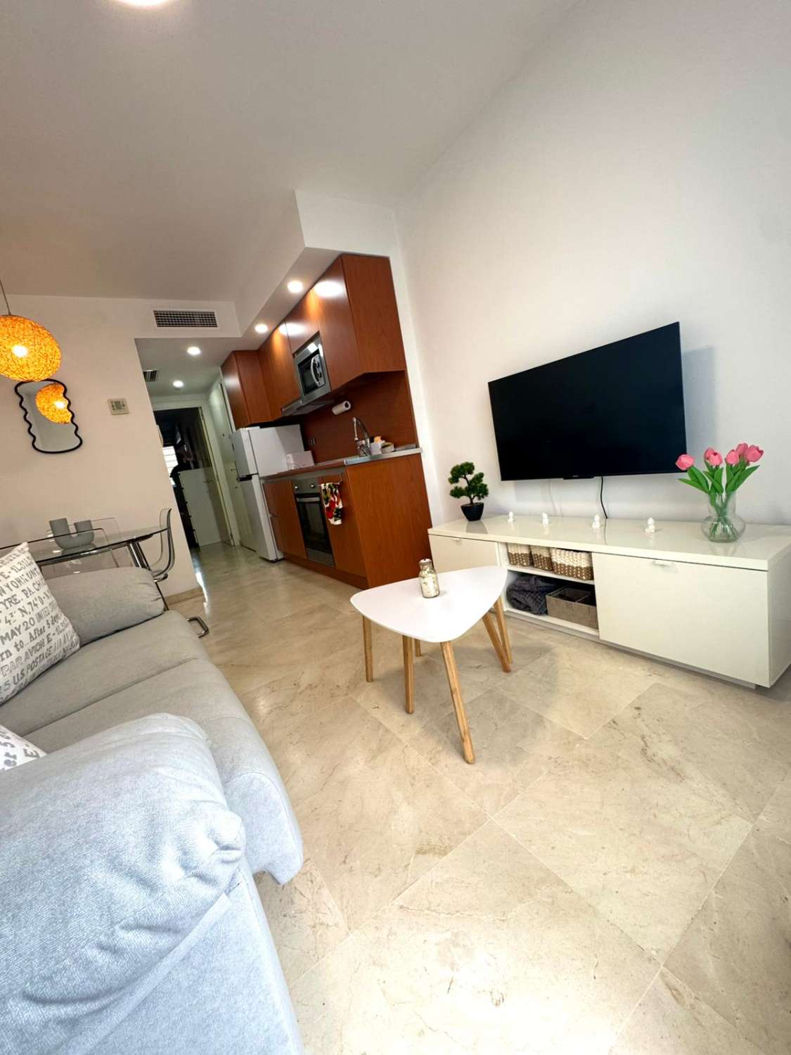 BEL APPARTEMENT AVEC VUE SUR LA MER À 150 MÈTRES DE LA PLAGE À BENALMADENA À LOUER À LONG TERME