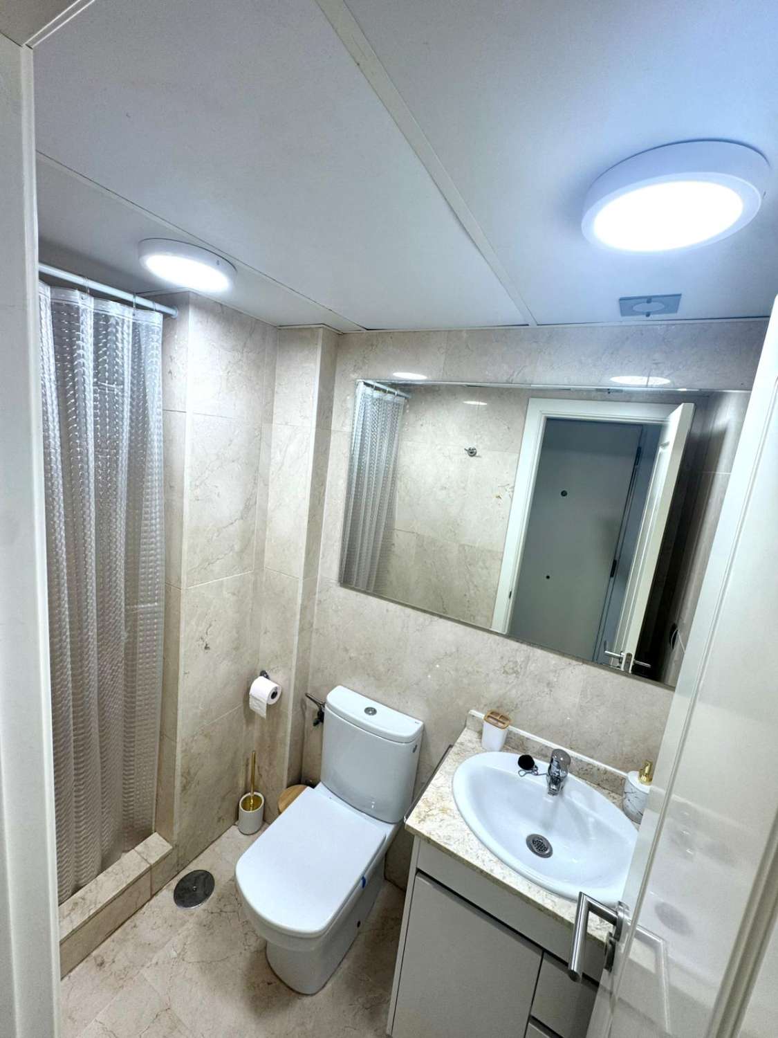BEL APPARTEMENT AVEC VUE SUR LA MER À 150 MÈTRES DE LA PLAGE À BENALMADENA À LOUER À LONG TERME