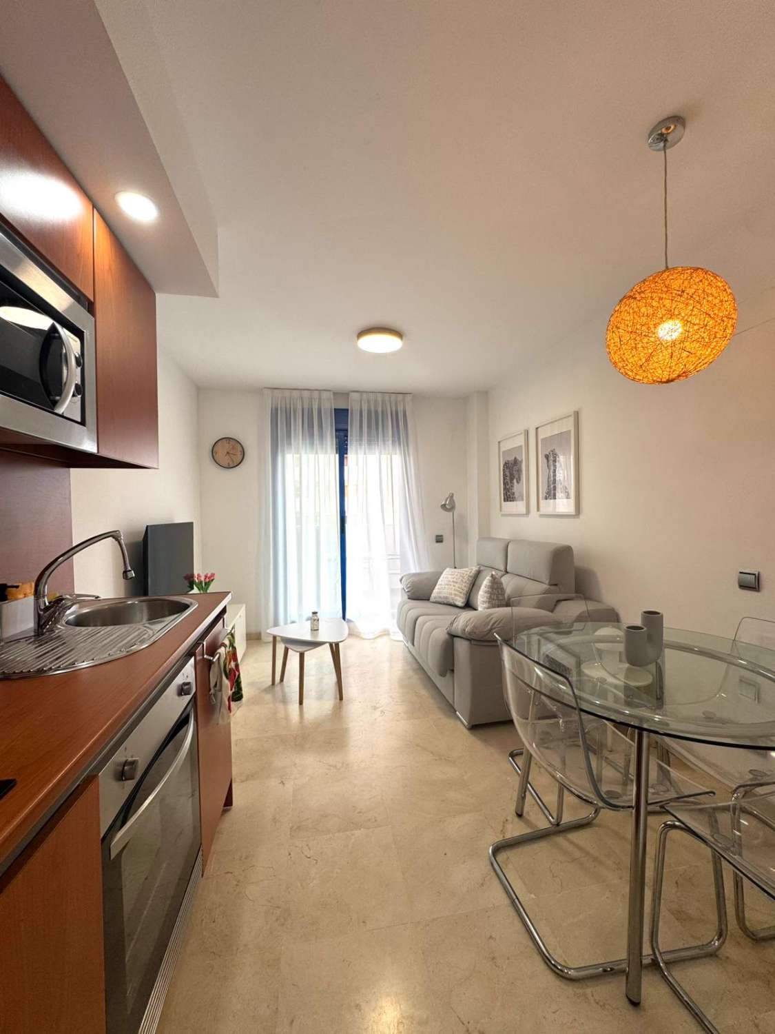 BEL APPARTEMENT AVEC VUE SUR LA MER À 150 MÈTRES DE LA PLAGE À BENALMADENA À LOUER À LONG TERME