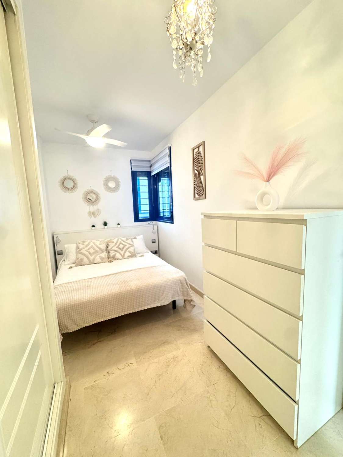 BEL APPARTEMENT AVEC VUE SUR LA MER À 150 MÈTRES DE LA PLAGE À BENALMADENA À LOUER À LONG TERME