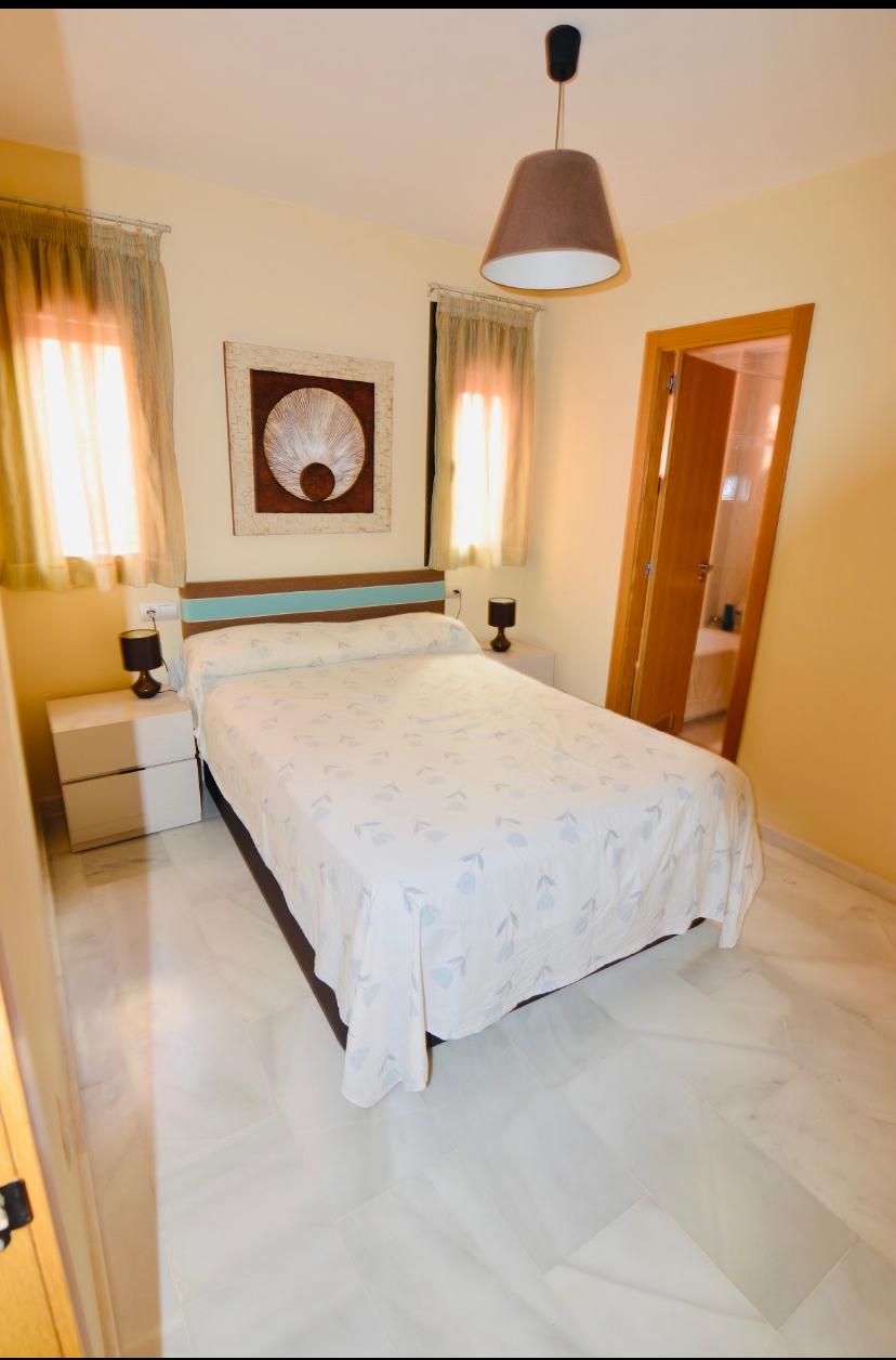 MEDIA TEMPORADA. SE ALQUILA DE 15.10.25  - 30.6.26 BONITO APARTAMENTO EN  ZONA LOS BOLICHES  FUENGIROLA