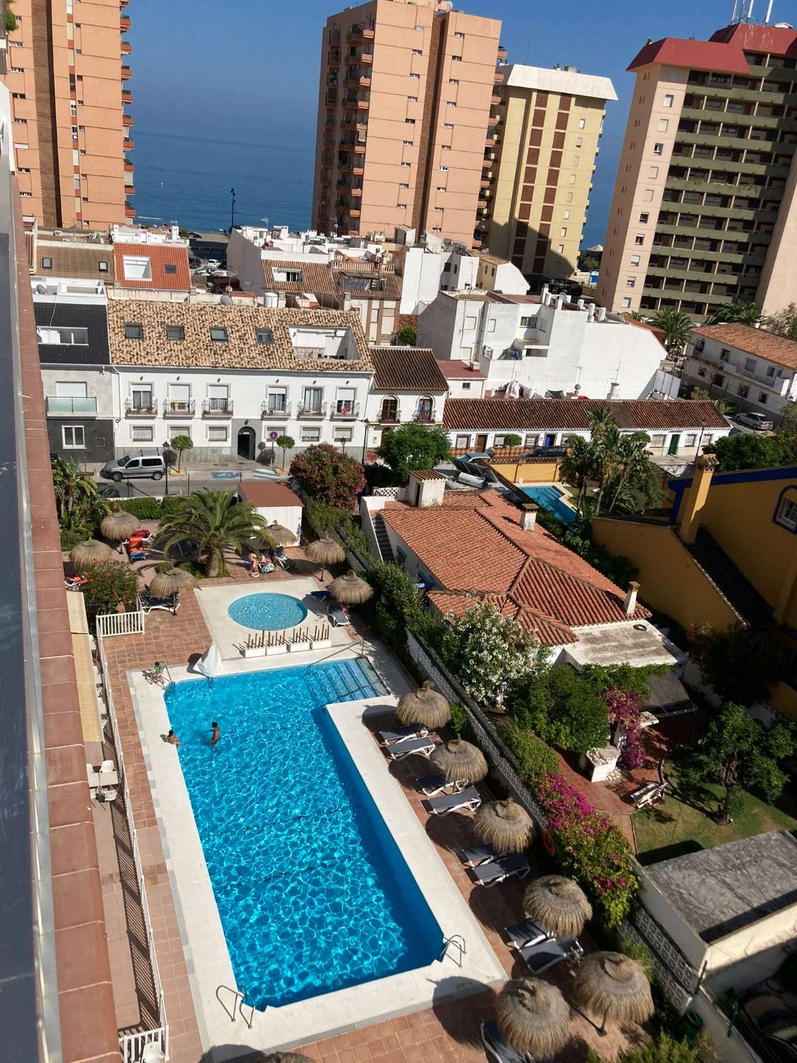 MEZZA STAGIONE. IN AFFITTO DAL 1.10.25 AL 31.12.2025 BELLISSIMO APPARTAMENTO CON VISTA SUL MARE SULLA 2A LINEA DELLA SPIAGGIA DI FUENGIROLA