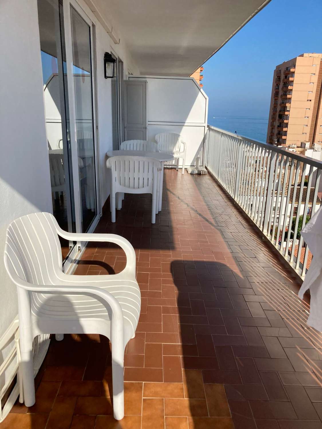 MEZZA STAGIONE. IN AFFITTO DAL 1.10.25 AL 31.12.2025 BELLISSIMO APPARTAMENTO CON VISTA SUL MARE SULLA 2A LINEA DELLA SPIAGGIA DI FUENGIROLA