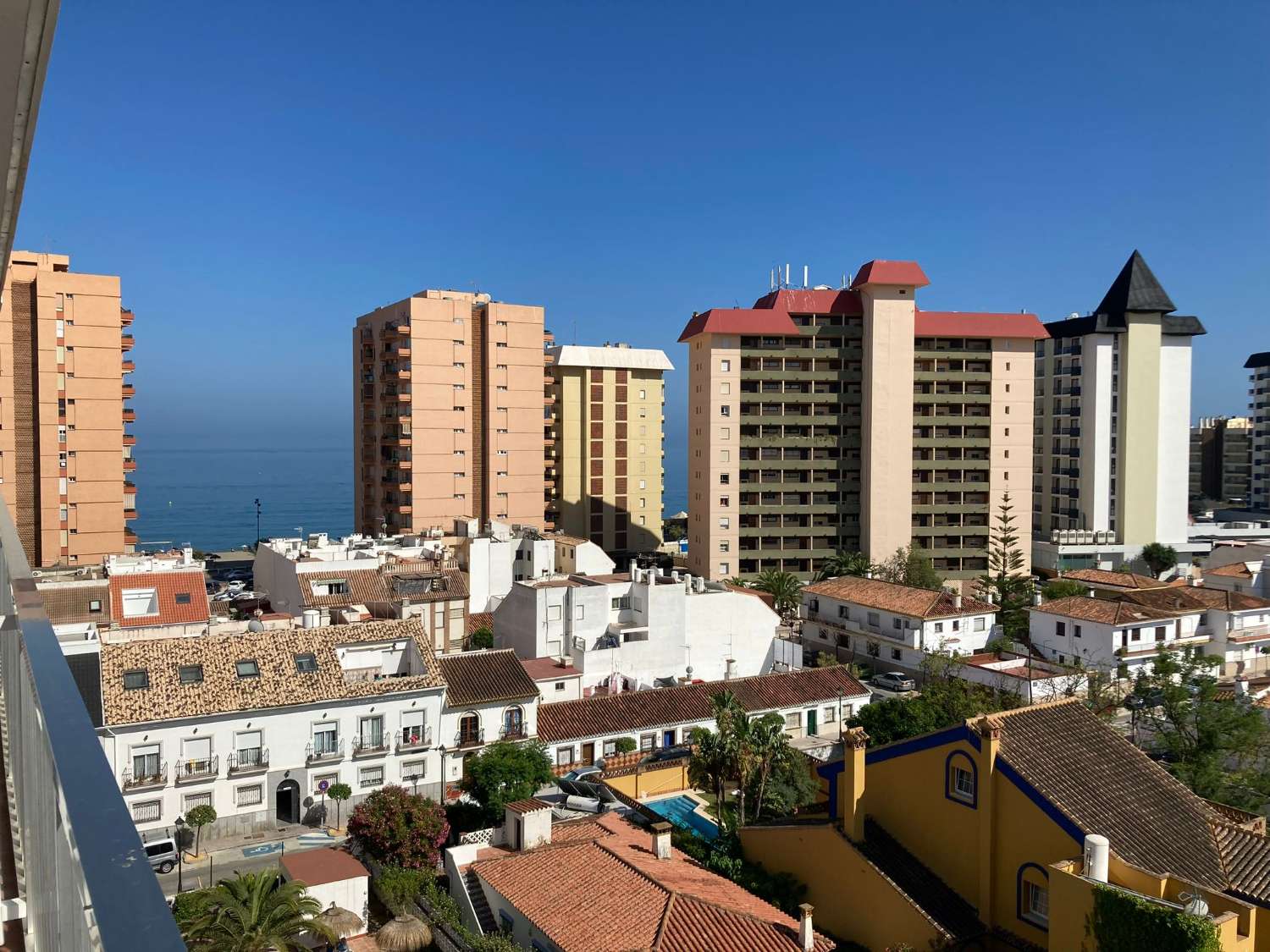 MEZZA STAGIONE. IN AFFITTO DAL 1.10.25 AL 31.12.2025 BELLISSIMO APPARTAMENTO CON VISTA SUL MARE SULLA 2A LINEA DELLA SPIAGGIA DI FUENGIROLA