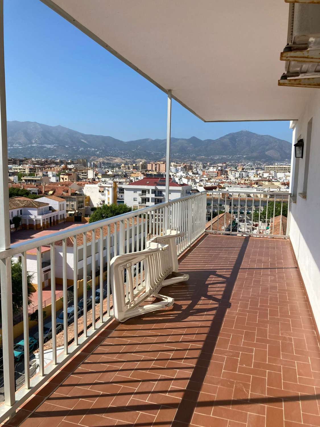 MEZZA STAGIONE. IN AFFITTO DAL 1.10.25 AL 31.12.2025 BELLISSIMO APPARTAMENTO CON VISTA SUL MARE SULLA 2A LINEA DELLA SPIAGGIA DI FUENGIROLA