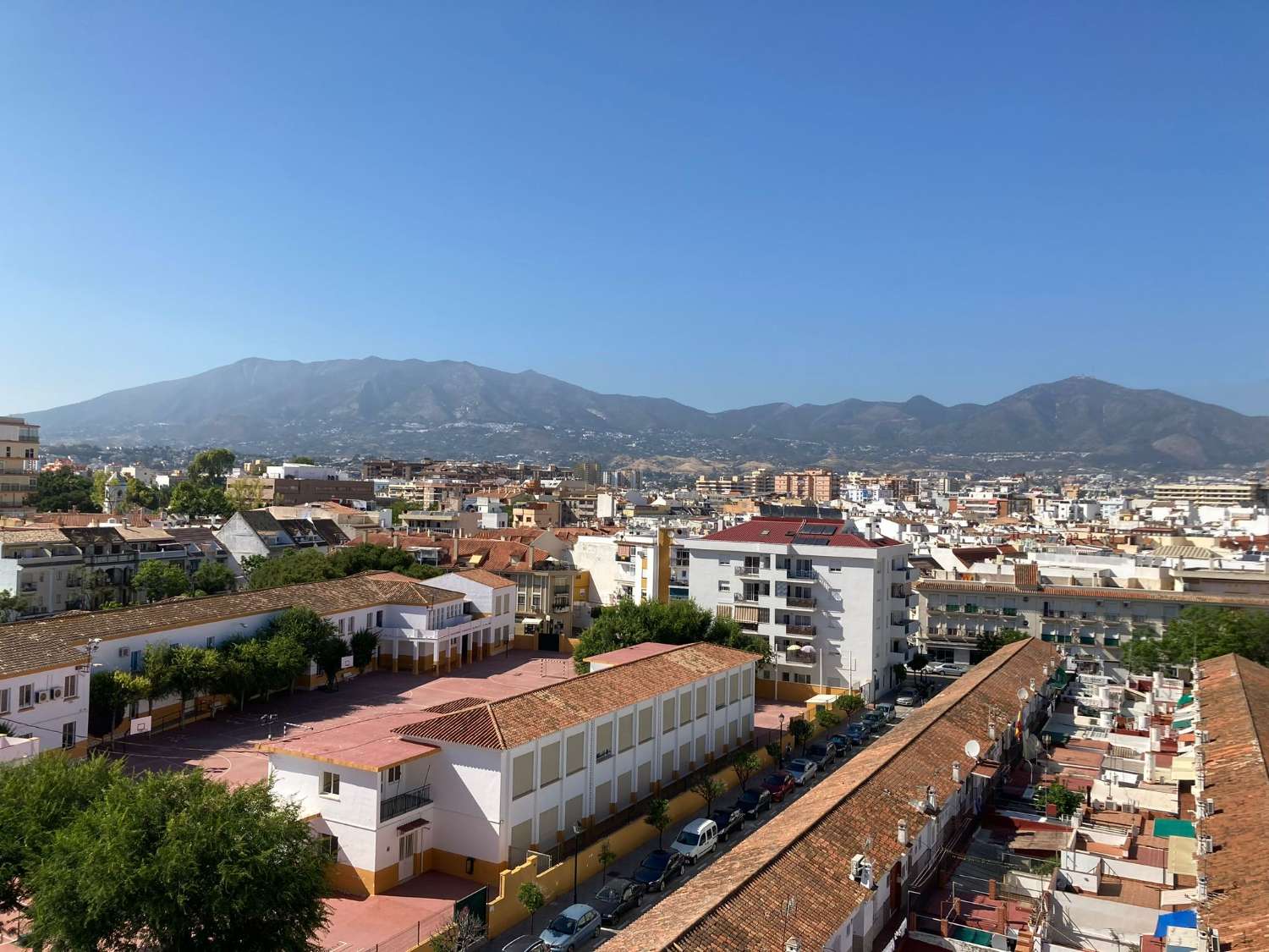MEZZA STAGIONE. IN AFFITTO DAL 1.10.25 AL 31.12.2025 BELLISSIMO APPARTAMENTO CON VISTA SUL MARE SULLA 2A LINEA DELLA SPIAGGIA DI FUENGIROLA