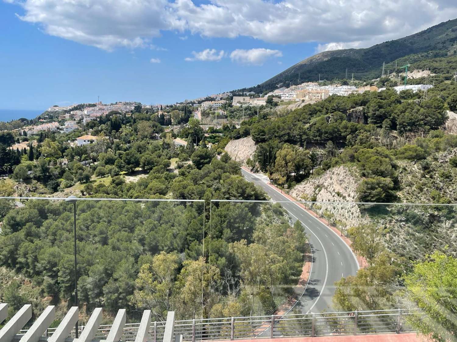 SE ALQUILA POR LARGA TEMPORADA BONITO APARTAMENTO CON VISTAS AL MAR EN ZONA MONTEALTO (BENALMADENA)