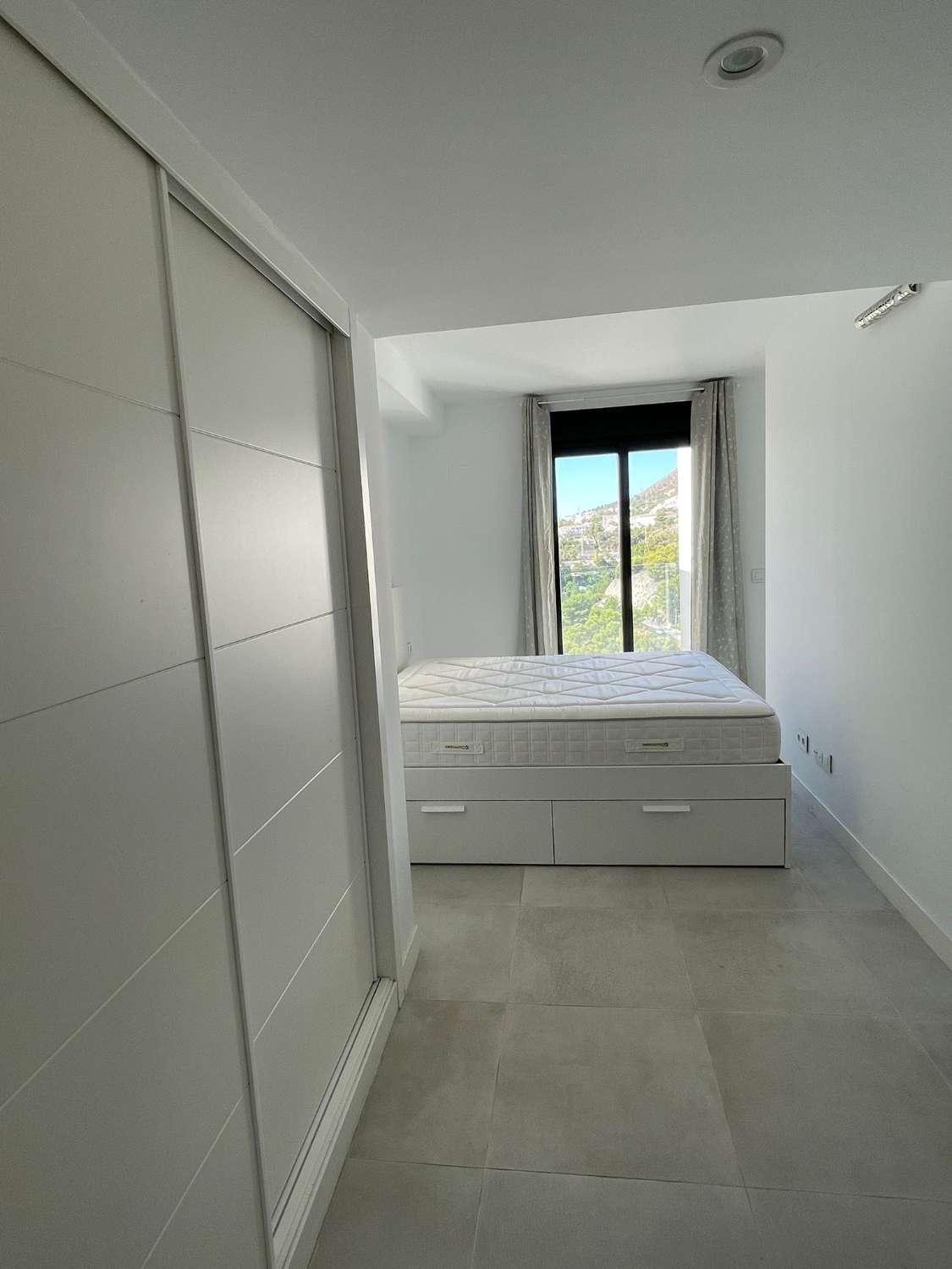 SE ALQUILA POR LARGA TEMPORADA BONITO APARTAMENTO CON VISTAS AL MAR EN ZONA MONTEALTO (BENALMADENA)
