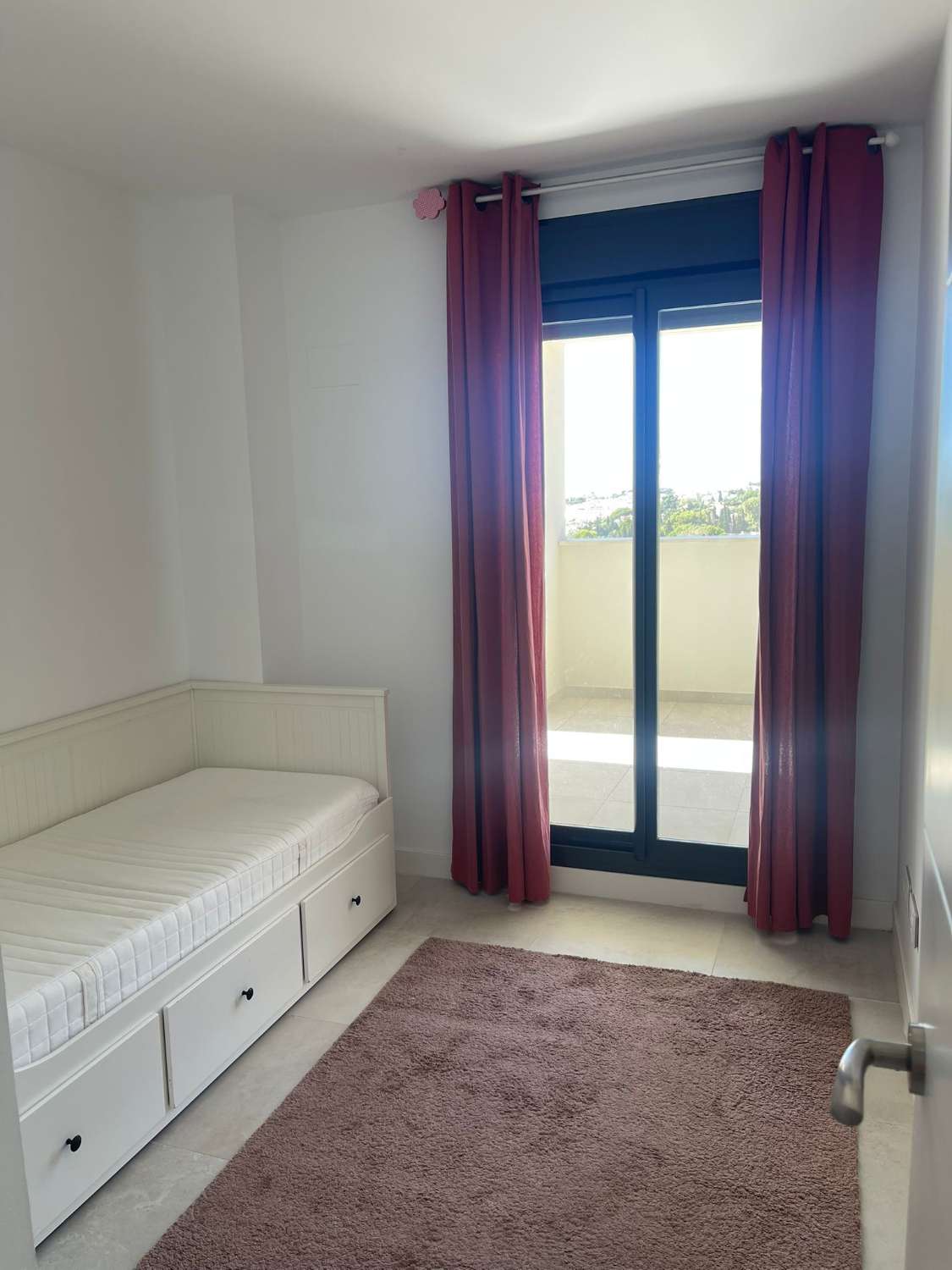 SE ALQUILA POR LARGA TEMPORADA BONITO APARTAMENTO CON VISTAS AL MAR EN ZONA MONTEALTO (BENALMADENA)