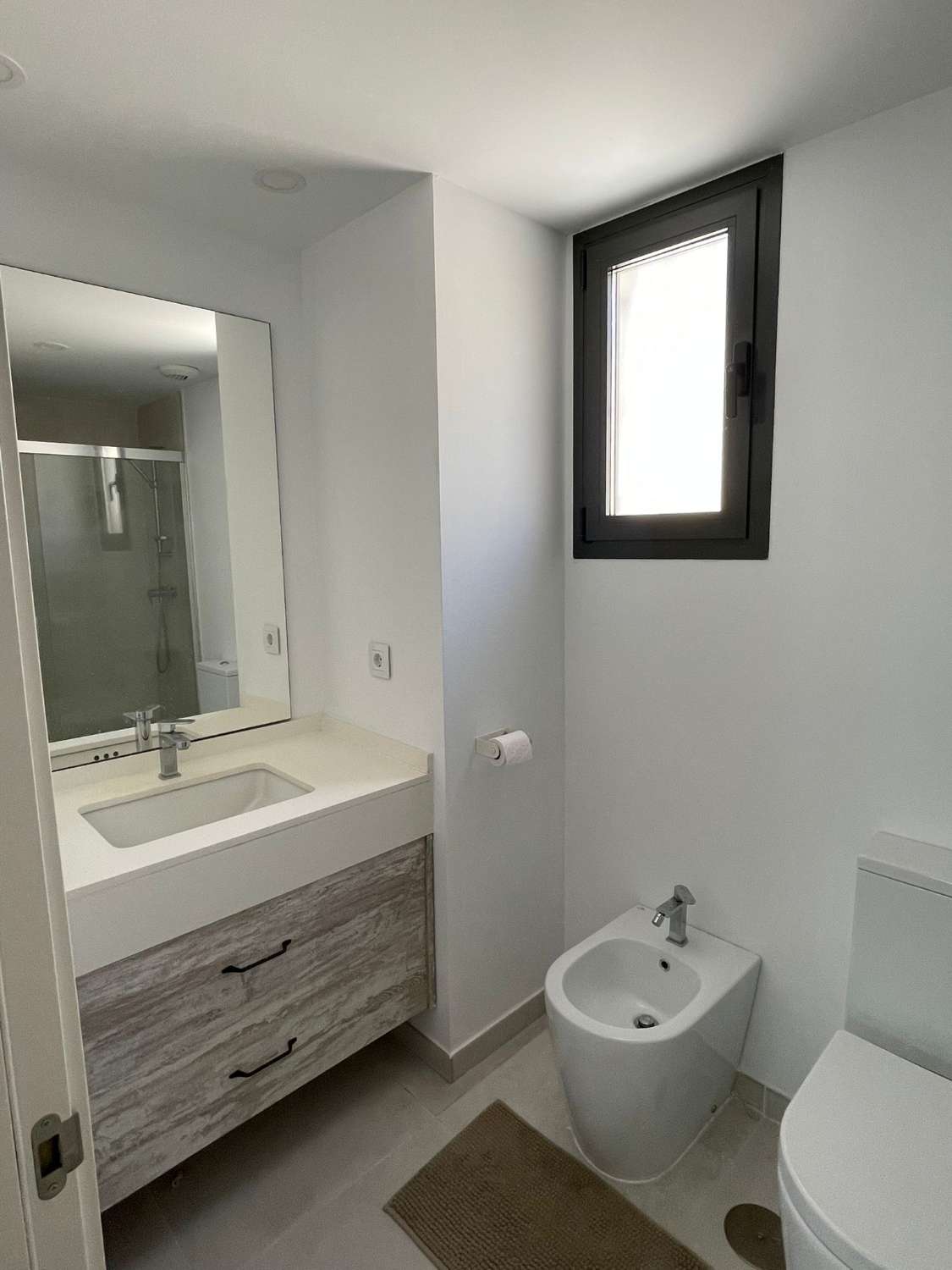 SE ALQUILA POR LARGA TEMPORADA BONITO APARTAMENTO CON VISTAS AL MAR EN ZONA MONTEALTO (BENALMADENA)