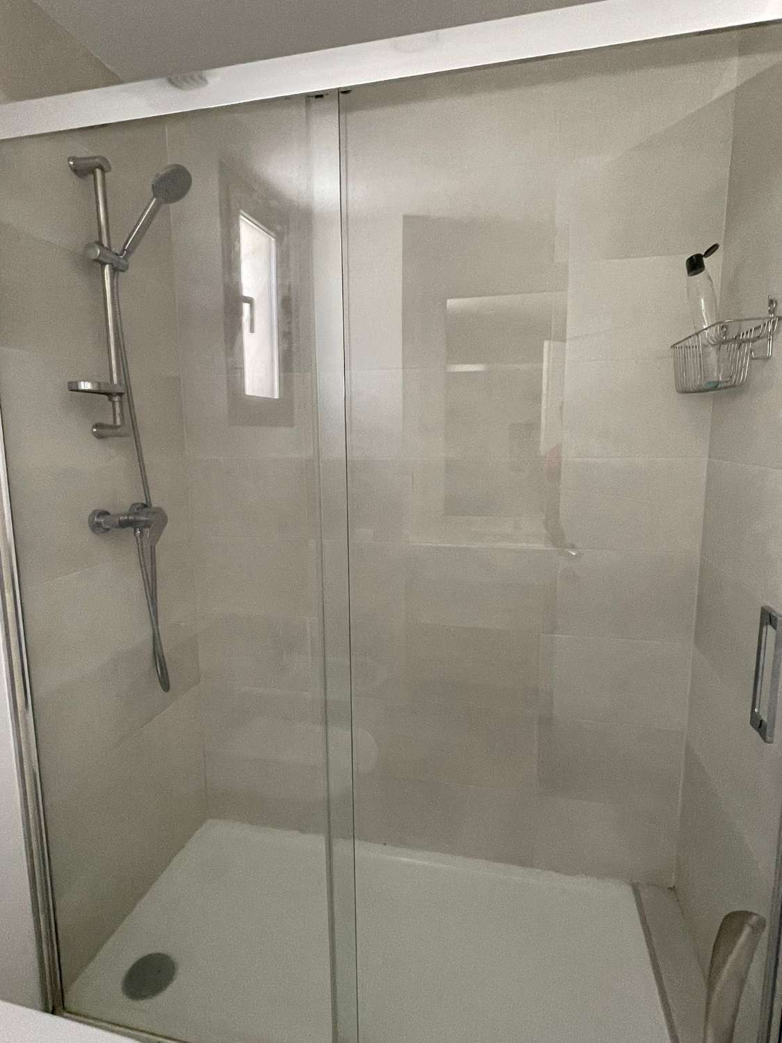 SE ALQUILA POR LARGA TEMPORADA BONITO APARTAMENTO CON VISTAS AL MAR EN ZONA MONTEALTO (BENALMADENA)